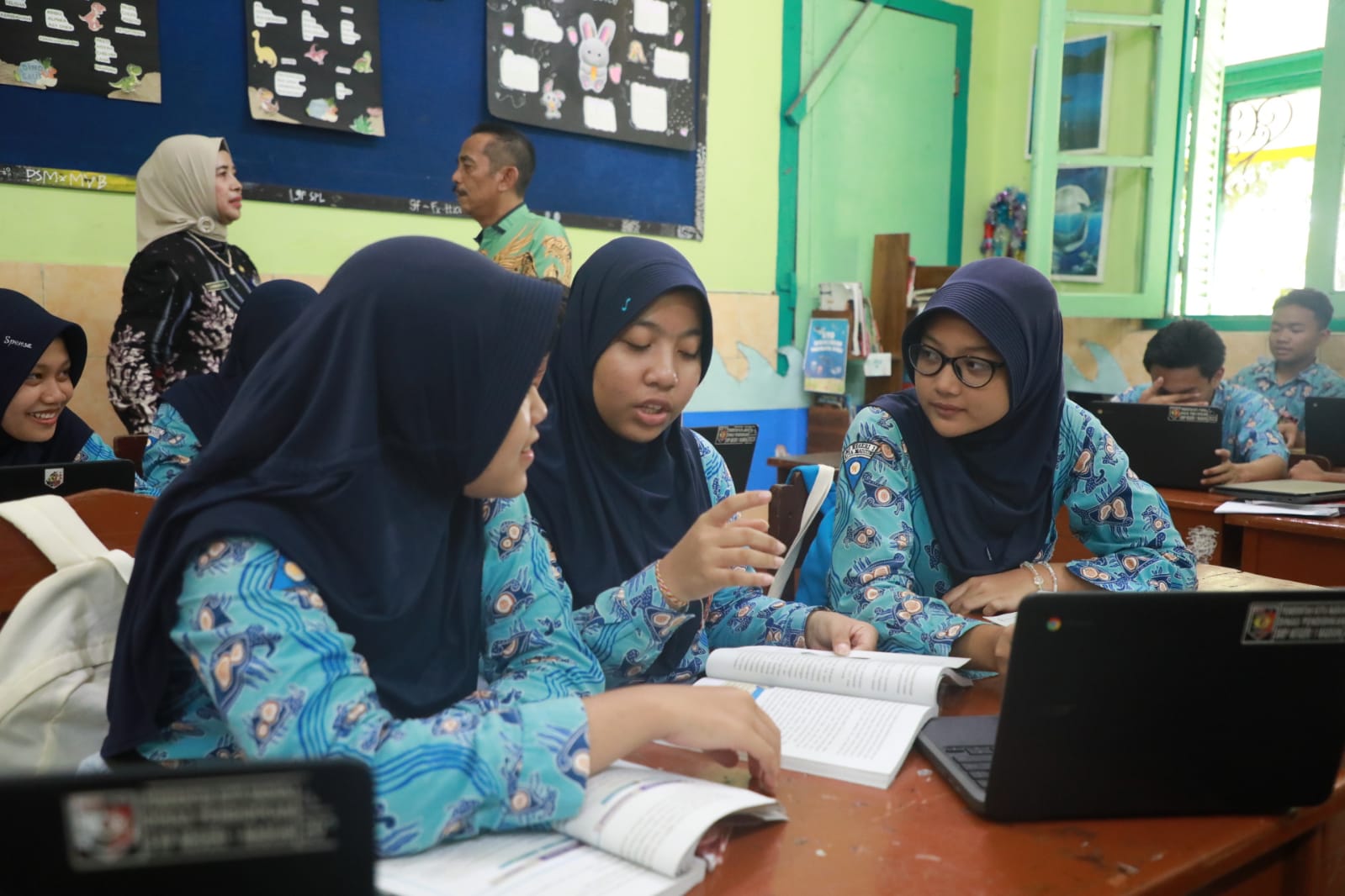Foto 11 dari 12: Belajar Penerapan Chromebook, Pj Bupati dan Puluhan Kepala Sekolah se-Kabupaten Sinjai, Studi Banding ke Kota Madiun
