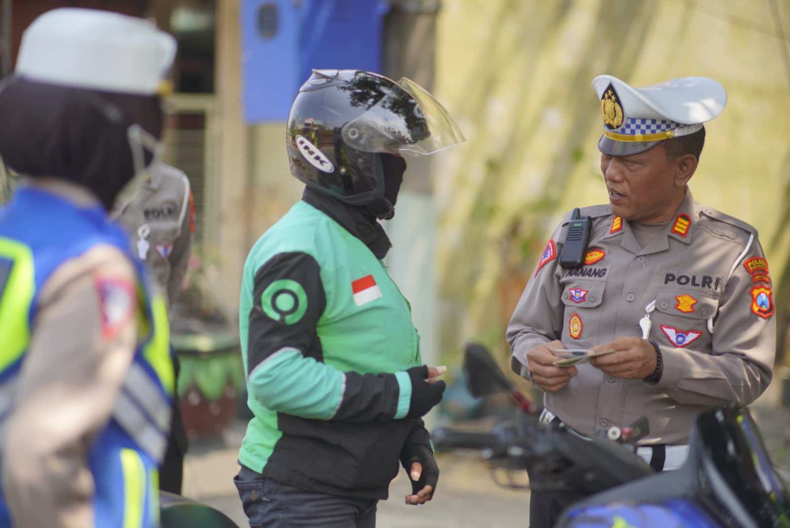 Foto 3 dari 5: Apresiasi Pengendara Tertib, Satlantas Polres Madiun Kota Bagikan Bingkisan Sebagai Hadiah