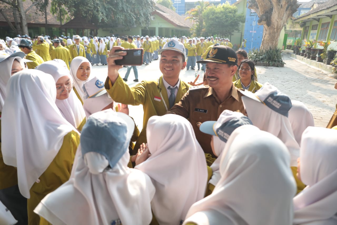Foto 8 dari 13: Jadi Pembina Apel di SMAN 4 Kota Madiun, Wali Kota Pesan Jaga Diri dan Disiplin dalam Belajar