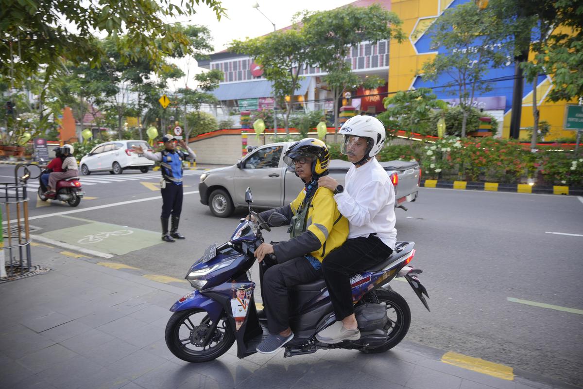 Foto utama berita: Wali Kota Naik Ojek Hingga Bukber Dengan Nasi Jotos Bersama Ojol