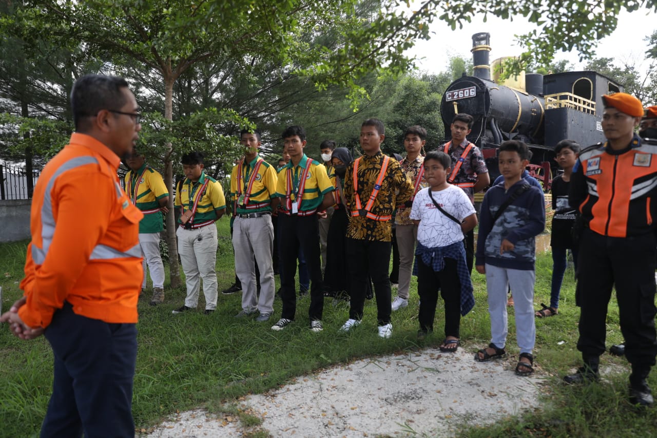 Foto 6 dari 8: Antisipasi Kecelakaan, Daop 7 Gandeng Komunitas Railfans Sosialisasi Keselamatan Di Perlintasan KA