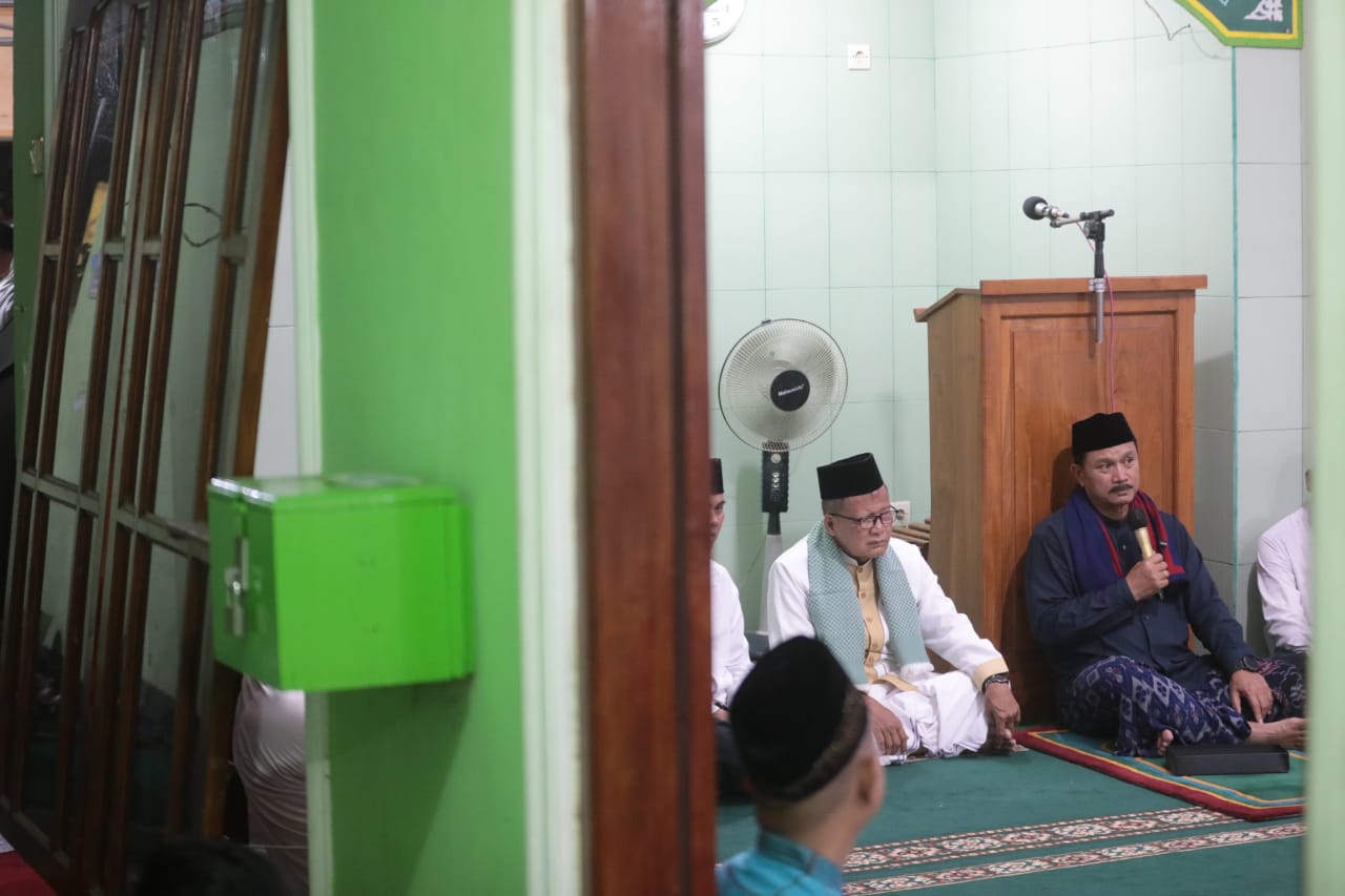 Foto 11 dari 15: Masjid Suhud Rohman Dapat Bantuan Rp 25 Juta, Jamaah Juga dapat Bantuan Sembako, Minyak, dan Santunan