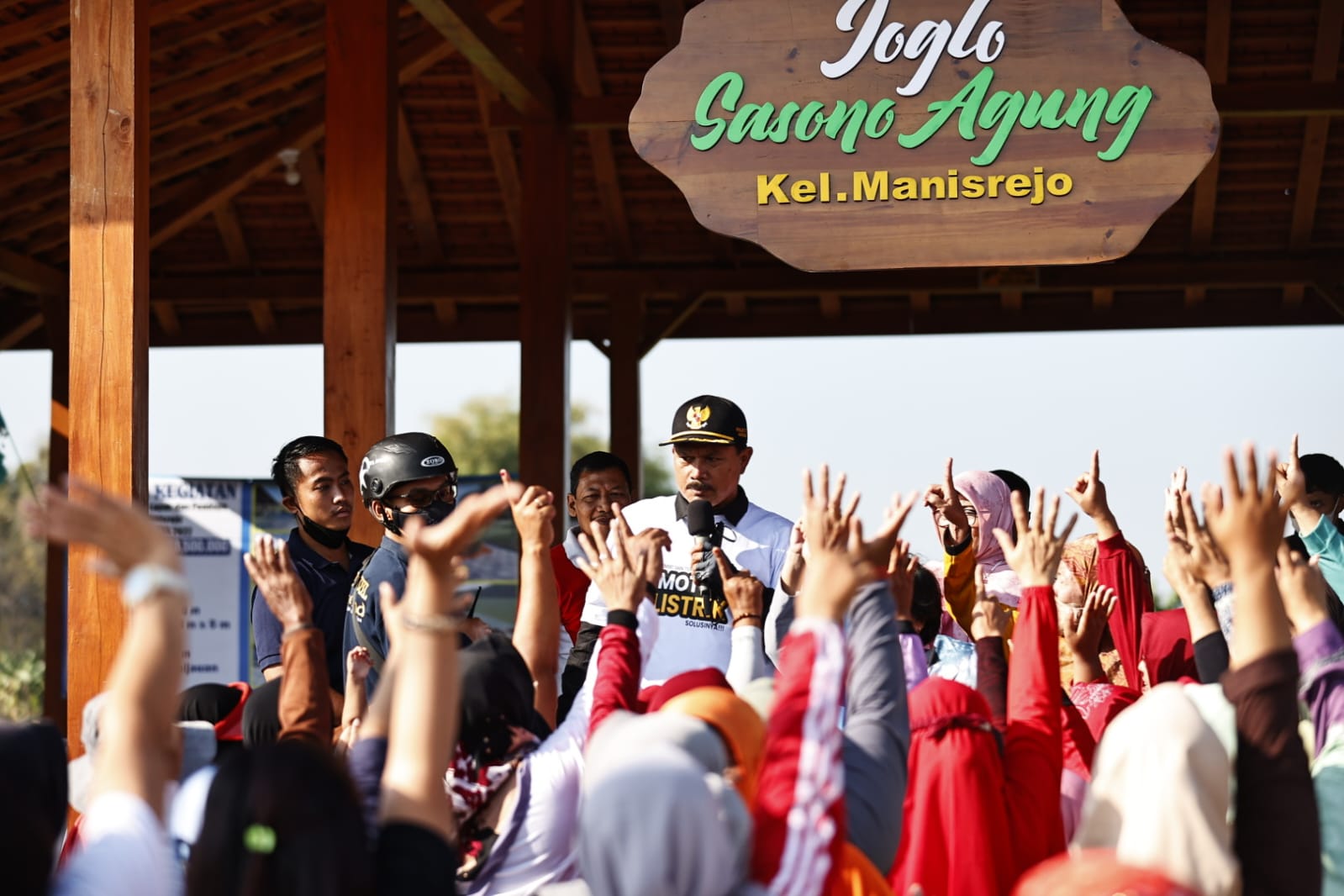 Foto 4 dari 10: Gencarkan Upaya Tekan Inflasi, Wali Kota Bagi Bibit Tanaman Ke Sekolah Hingga Bagi Minyak Kepada Lansia