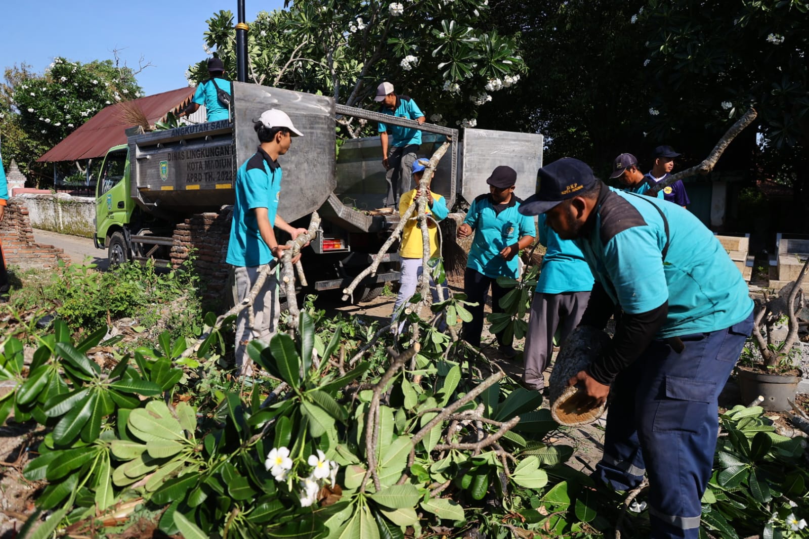 Foto 3 dari 9: Pimpin Kerja Bakti, Wali Kota Dr. Maidi Harap Lingkungan Sehat tidak Bawa Penyakit