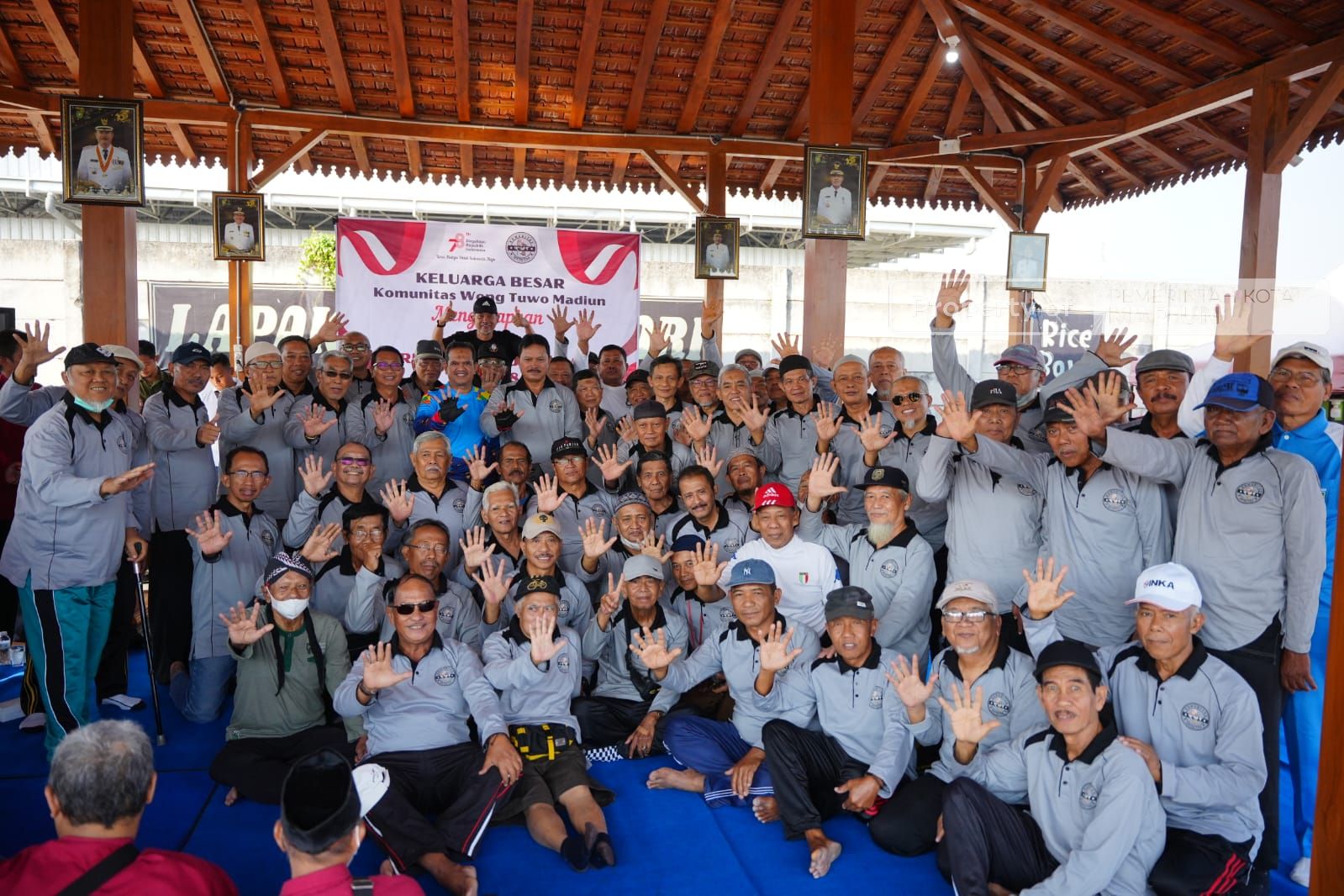 Foto 3 dari 8: Sembari Gowes, Wali Kota Cek Kondisi Kota Hingga Sambangi Komunitas Wong Tuo di Lapak Sukosari