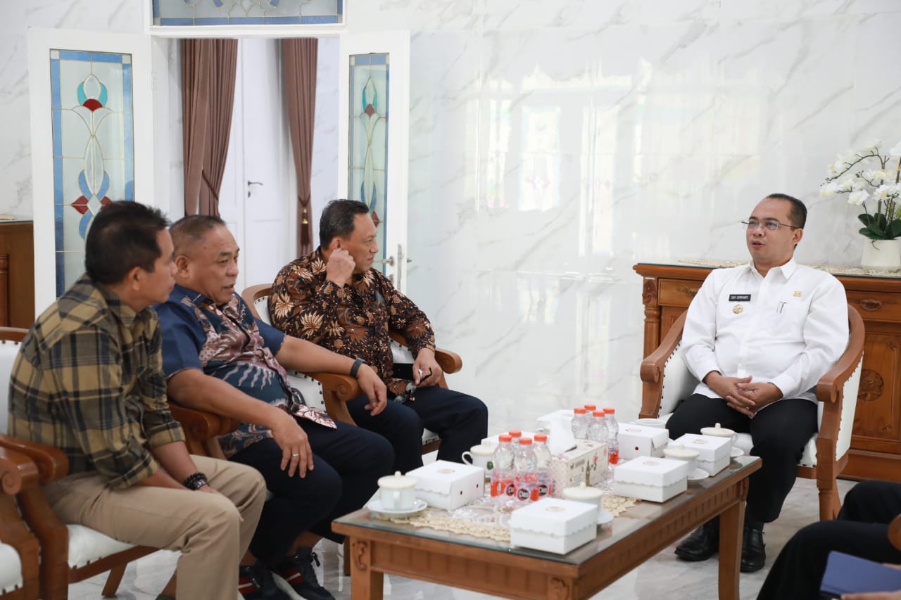 Foto 5 dari 8: Pertemuan dengan Tenaga Ahli, Jadi Ajang Silaturahmi Sekaligus Perkenalan dengan Pj Wali Kota Eddy