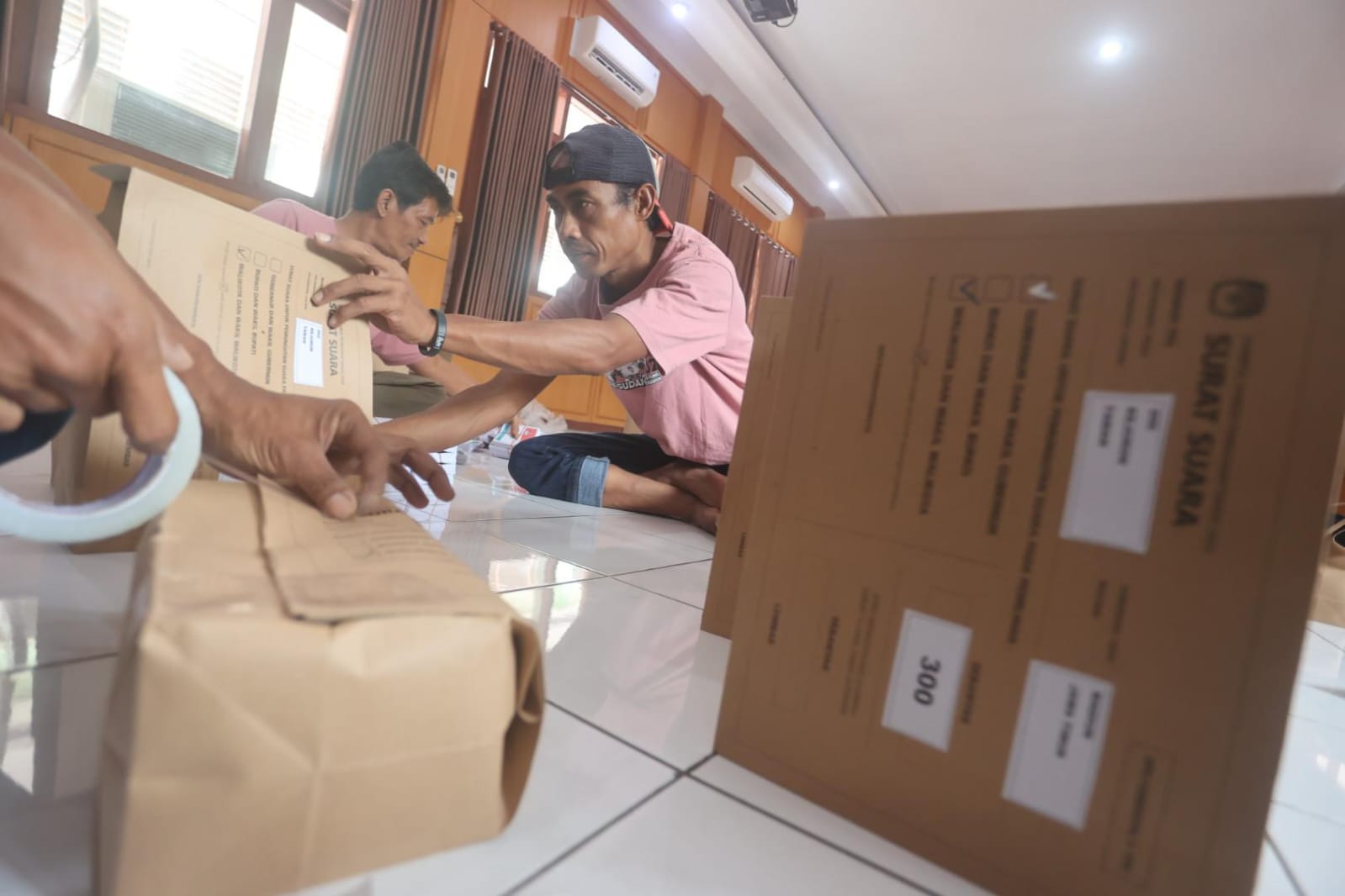 Foto 4 dari 4: Proses Sorlip Selesai, KPU Mulai Kemasi Surat Suara Pilkada 2024