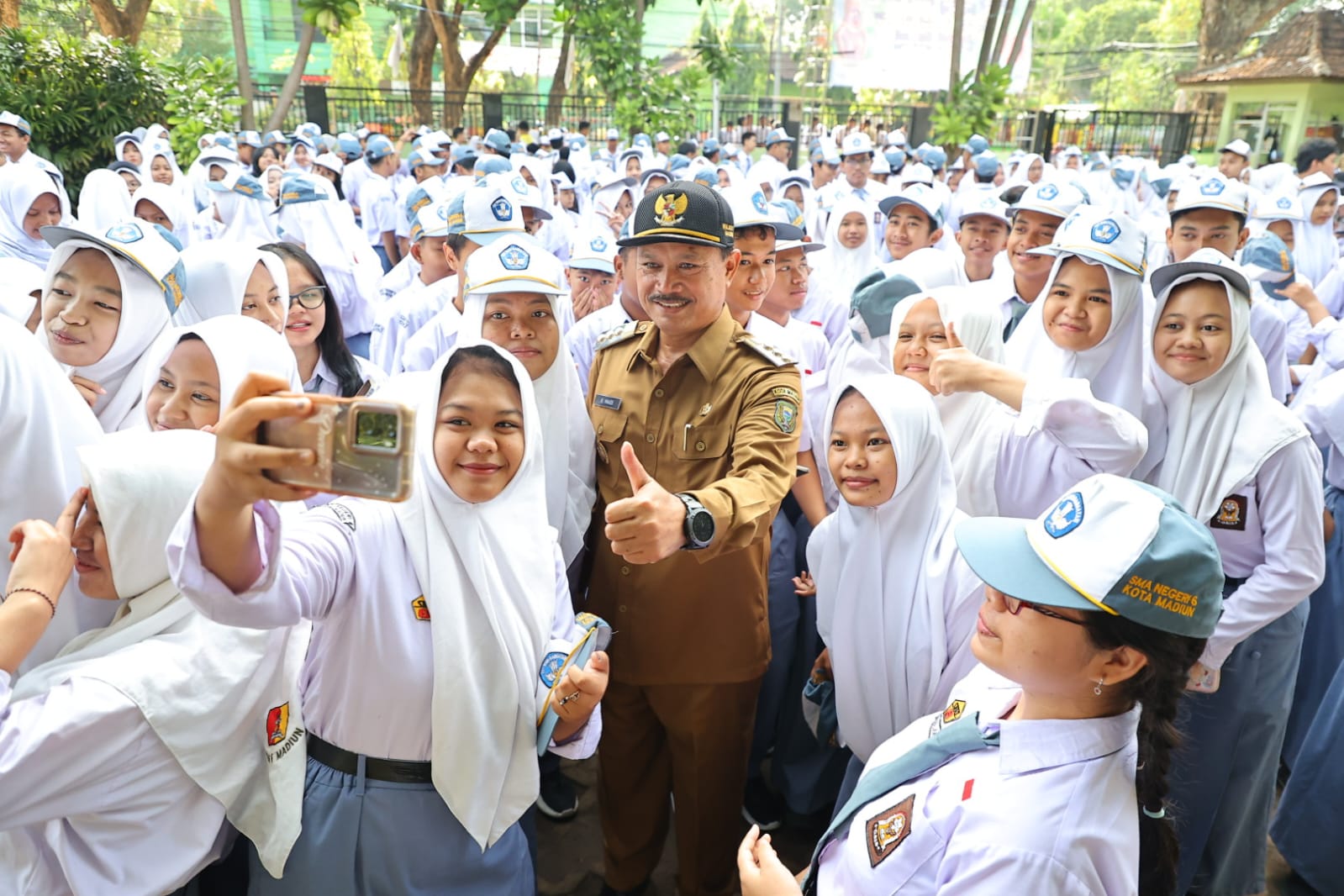 Foto 7 dari 8: Jadi Pembina Upacara di SMAN 6, Wali Kota: Ilmu Pendidikan Akan Menjadi Pelindung ke Depan