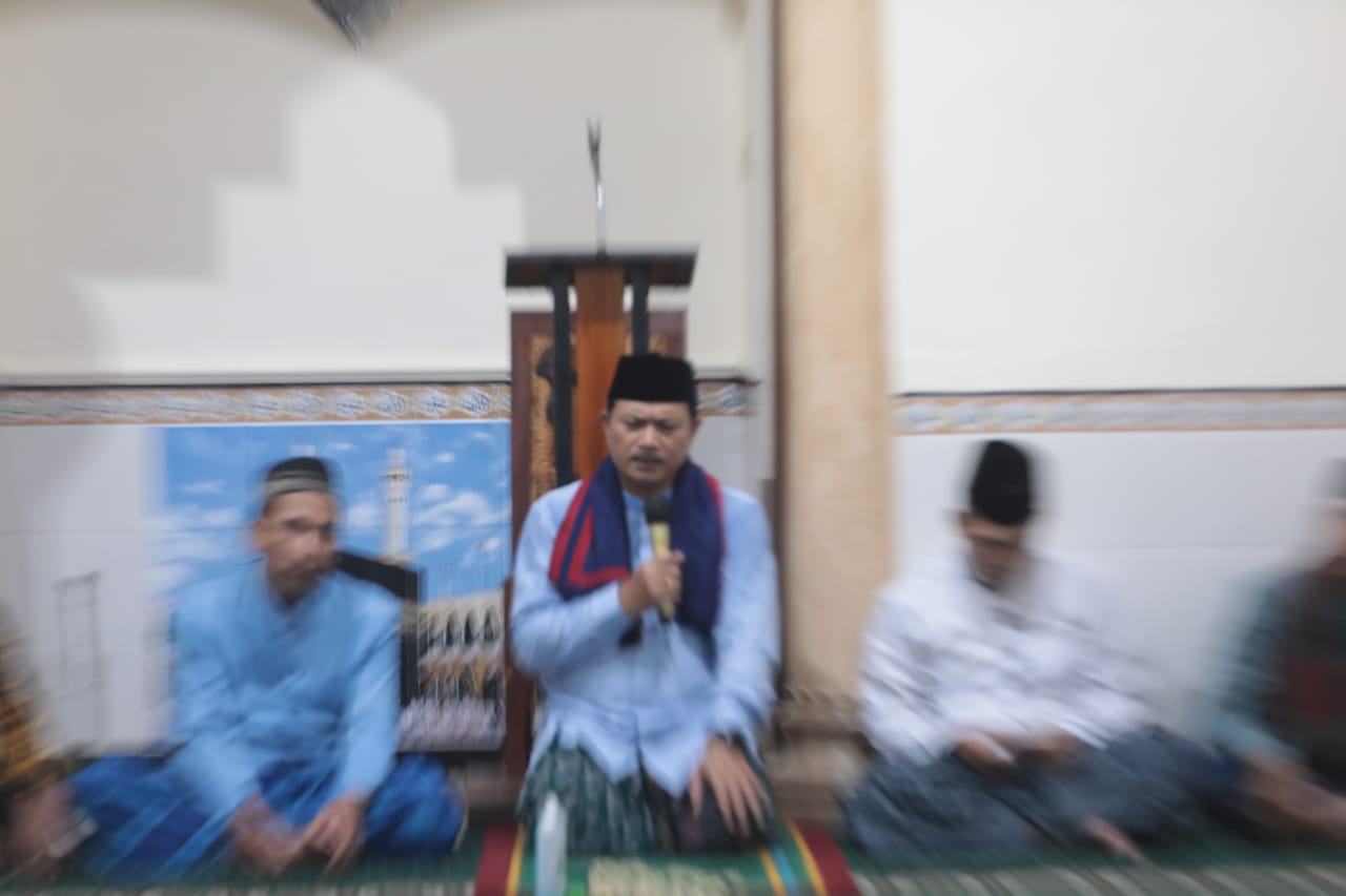 Foto 5 dari 10: Hadiri Shalat Isya Berjamaah Dengan Warga, Wali Kota Tanamkan Cinta Al Qur’an Pada Anak Sejak Dini