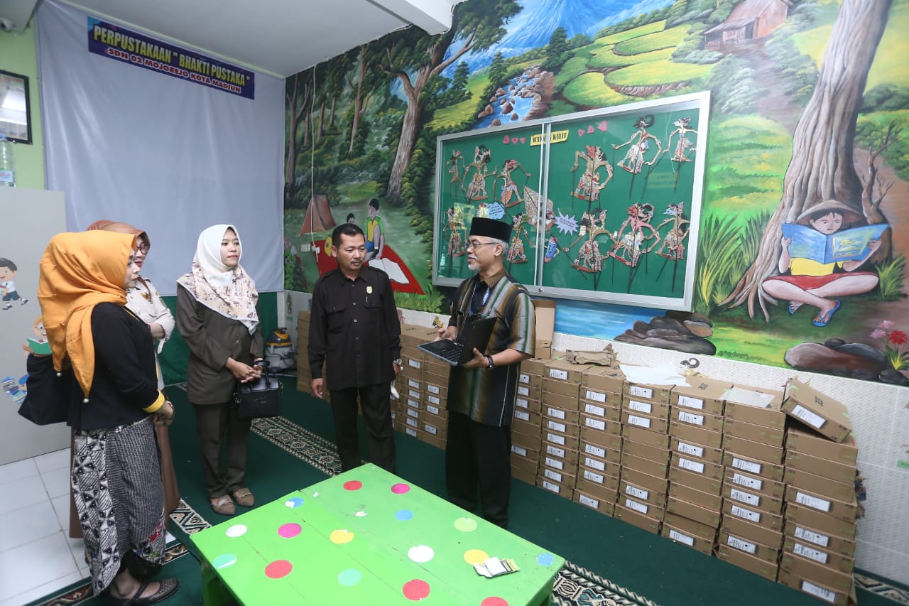 Foto 2 dari 4: Cek Distribusi Laptop, Dewan Imbau Guru Pahami IT Sebelum Dibagikan Ke Siswa
