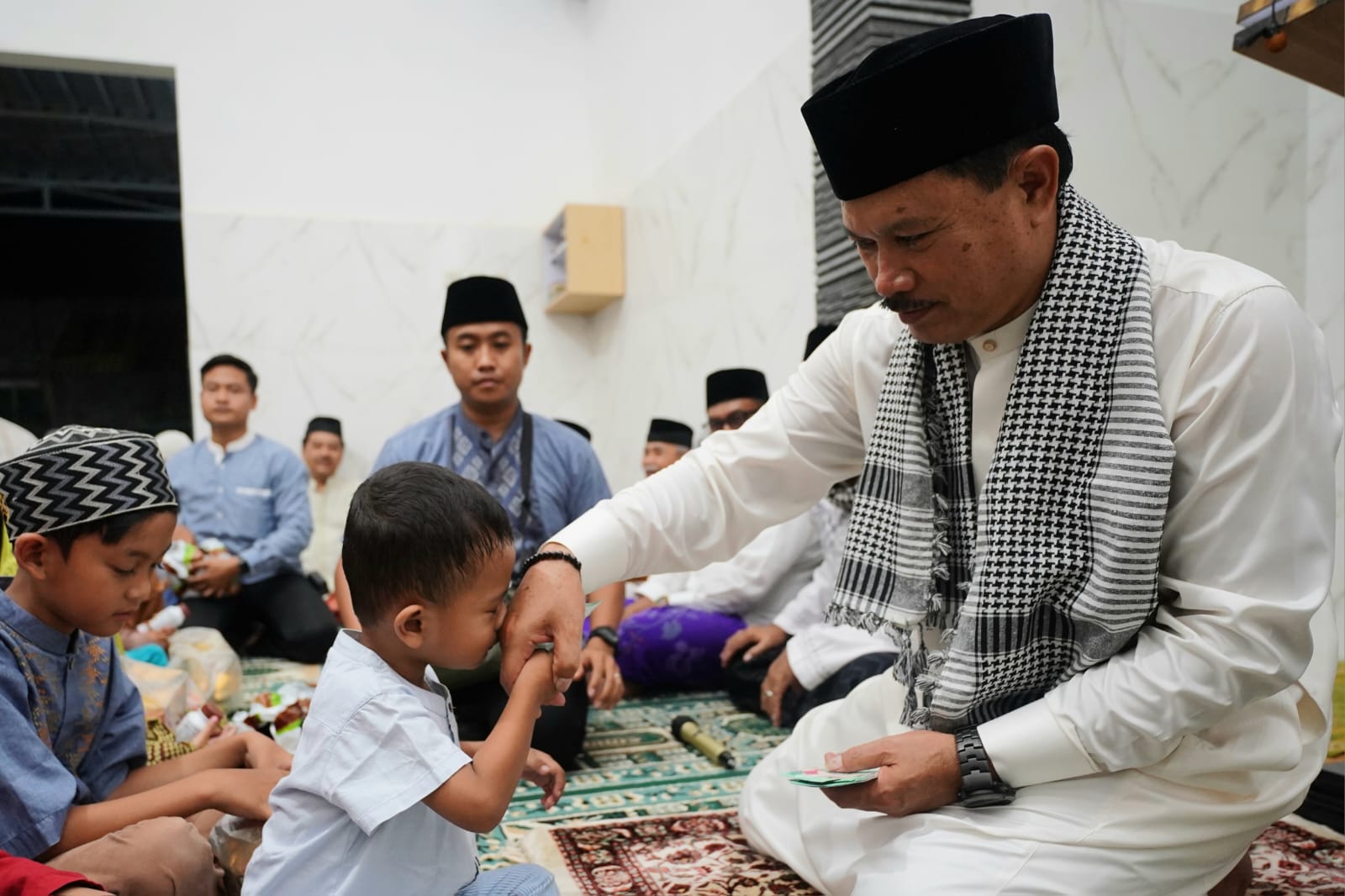 Foto 9 dari 10: Salat Isya di Musala Baiturahim, Wali Kota Salurkan Bantuan Pembangunan Rp 50 Juta