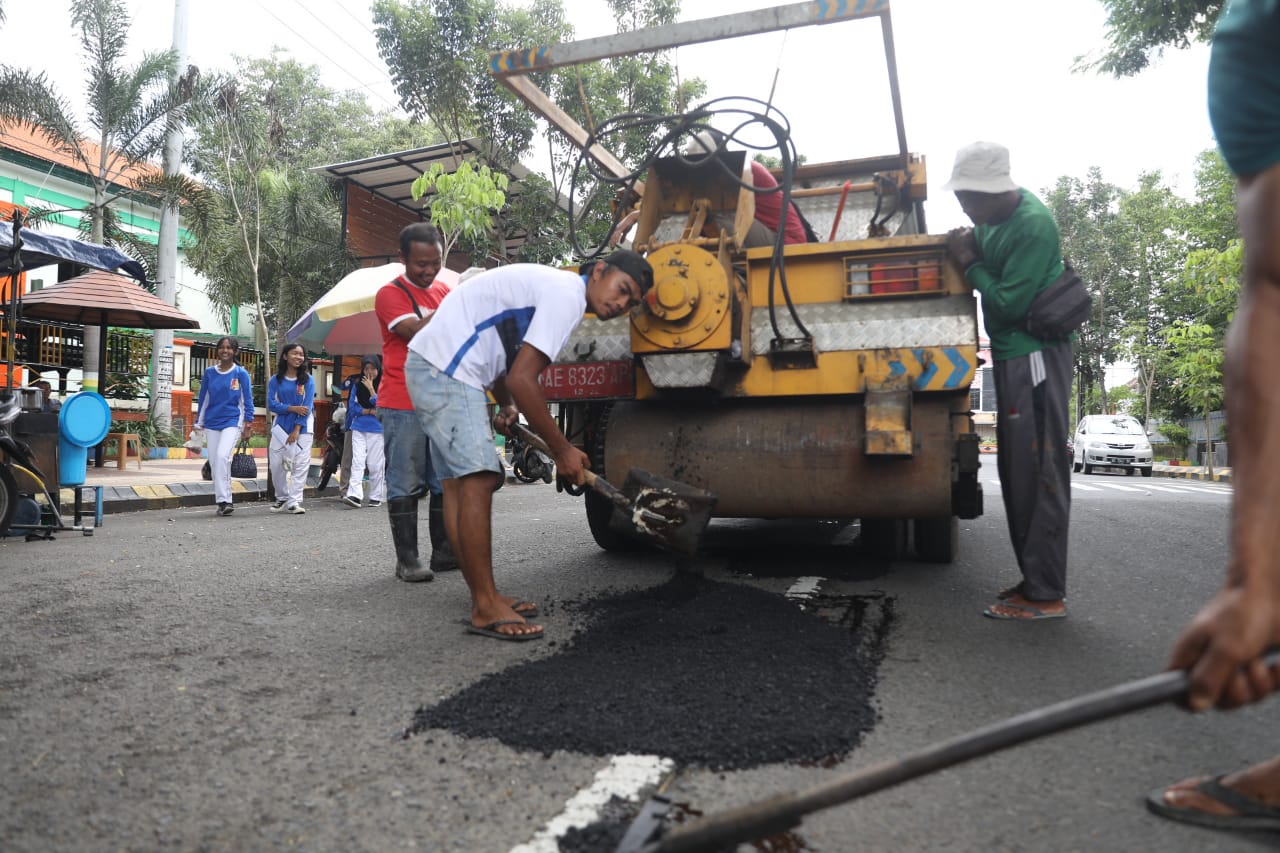 Foto 3 dari 8: Antisipasi Kecelakaan, DPUPR Tutup Jalan Berlubang