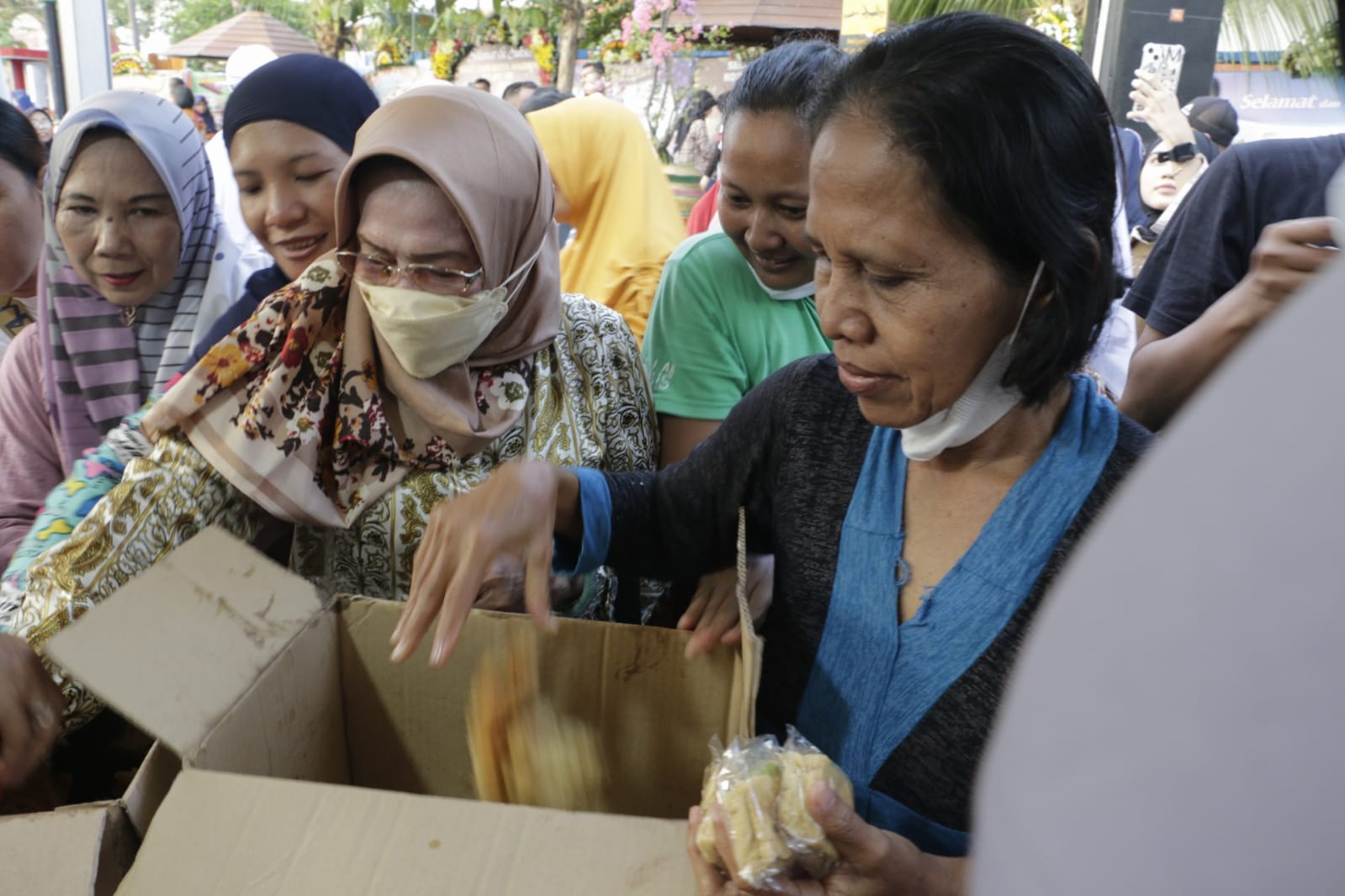 Foto 6 dari 10: Antusias Tinggi, 30 Ribu Lebih Makanan dan Jajanan Habis Tak Ada Satu Jam