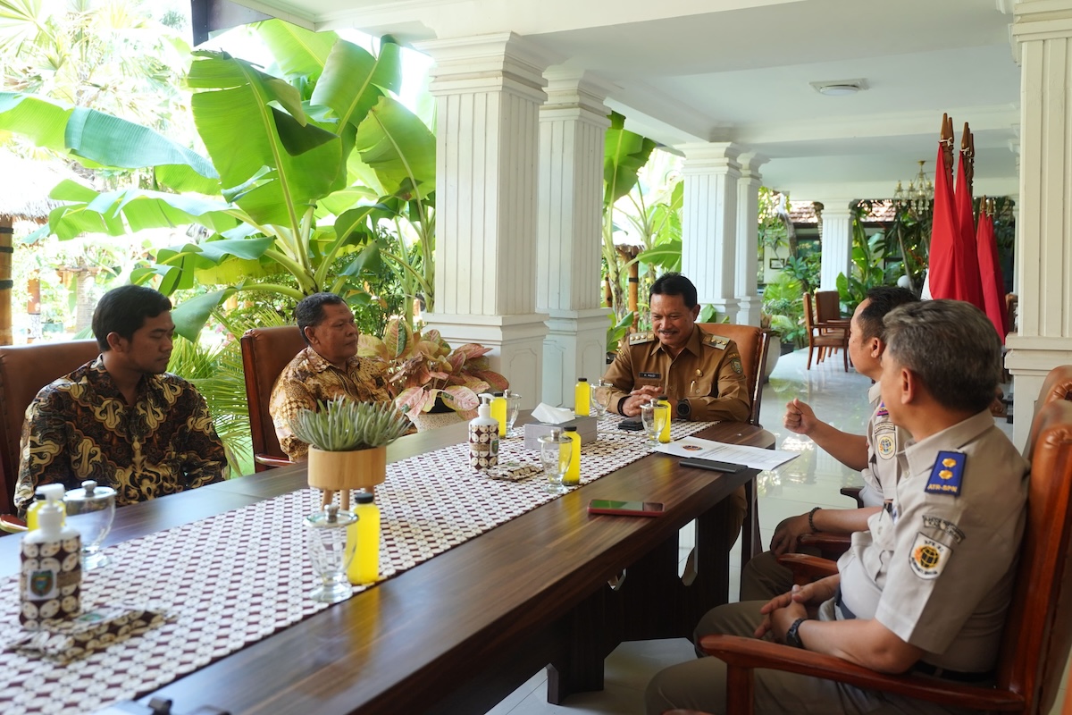 Foto 9 dari 9: Serah Terima Perdana Sertipikat Tanah Elektronik, Wali Kota Dr.Maidi: Pendataan Tanah Lebih Efektif