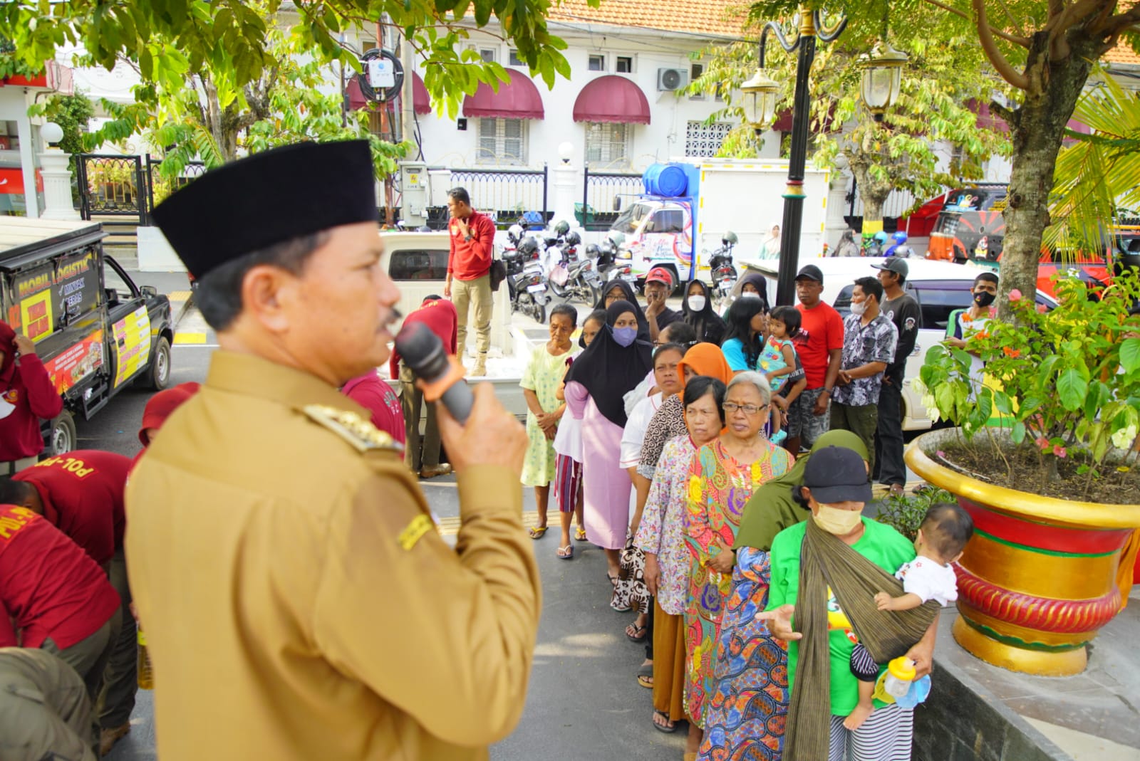 Foto 4 dari 10: Berbagi Kebahagiaan Hari Raya, Wali Kota Salurkan Sembako Kepada Warga Sekitar Tempat Wisata Hingga Penghuni Rusunawa