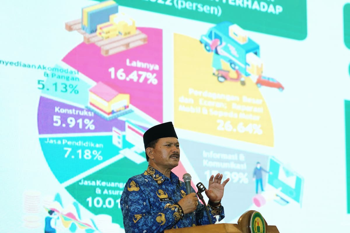 Foto 2 dari 9: Hadiri Wisuda Stikes Bhakti Husada Mulia, Wali Kota Harap Ilmunya Bermanfaat
