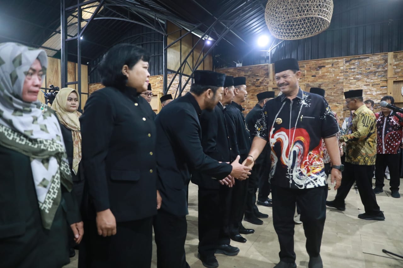 Foto 8 dari 15: Lantik 20 Pejabat, Wali Kota: Tugas Adalah Ibadah, Pejabat Harus Menjadi Contoh