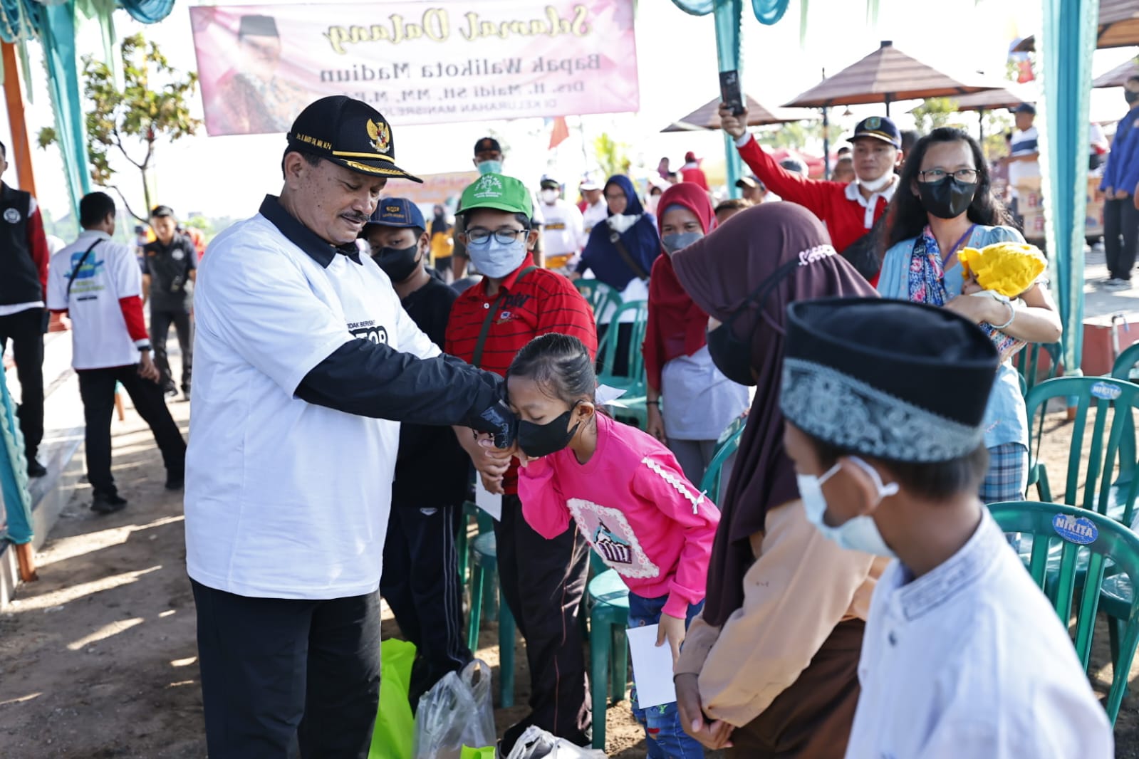 Foto 3 dari 10: Gencarkan Upaya Tekan Inflasi, Wali Kota Bagi Bibit Tanaman Ke Sekolah Hingga Bagi Minyak Kepada Lansia