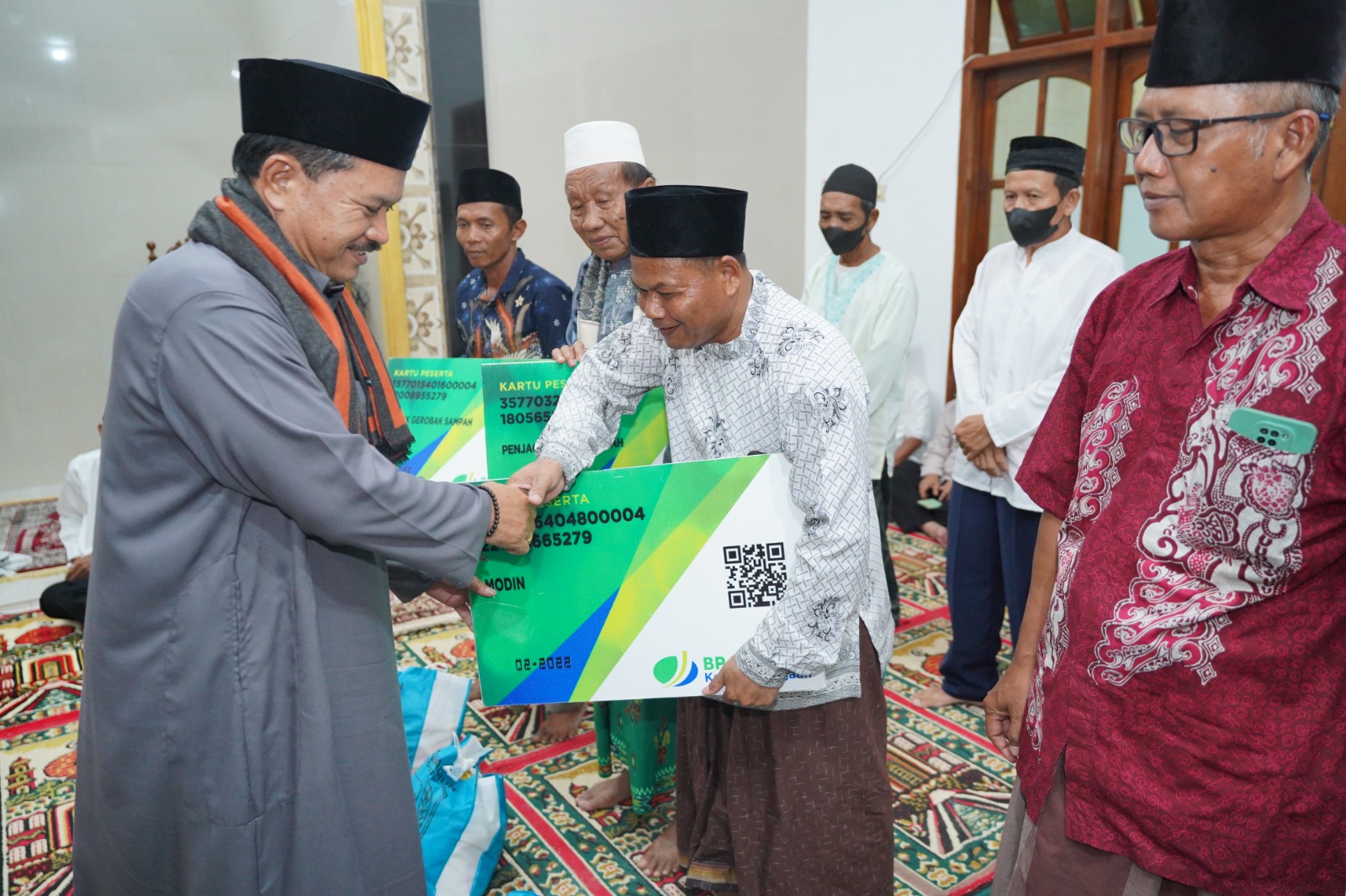 Foto 6 dari 10: Salat Isya di Masjid Al Muttaqin, Wali Kota Juga Salurkan Berbagai Bantuan