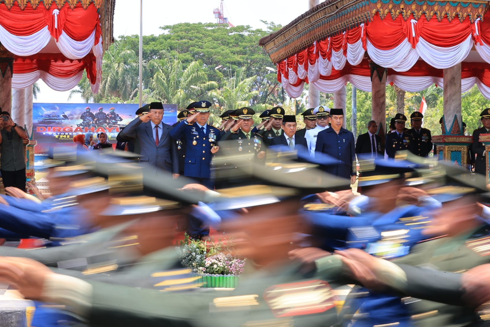 Foto 1 dari 9: Gagahnya Defile Personil dan Alutsista HUT ke-78 TNI