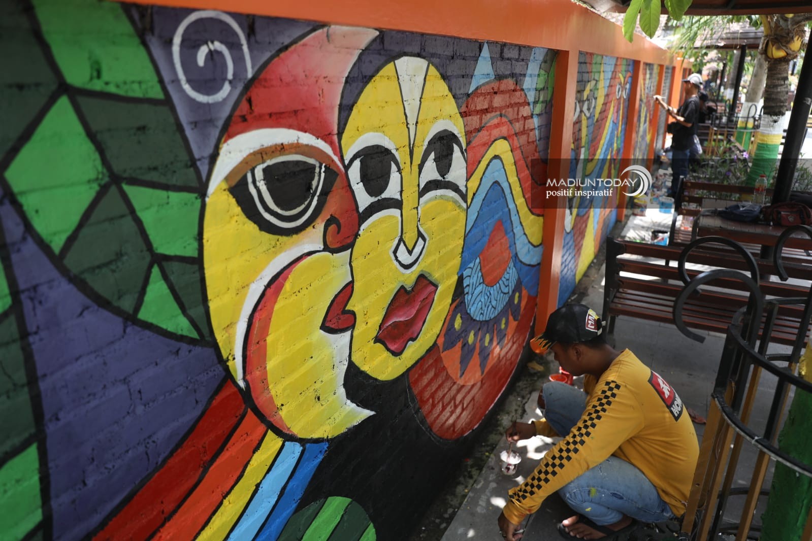 Foto 1 dari 8: Tim Kreatif DLH Hias Tembok Kusam Di PSC