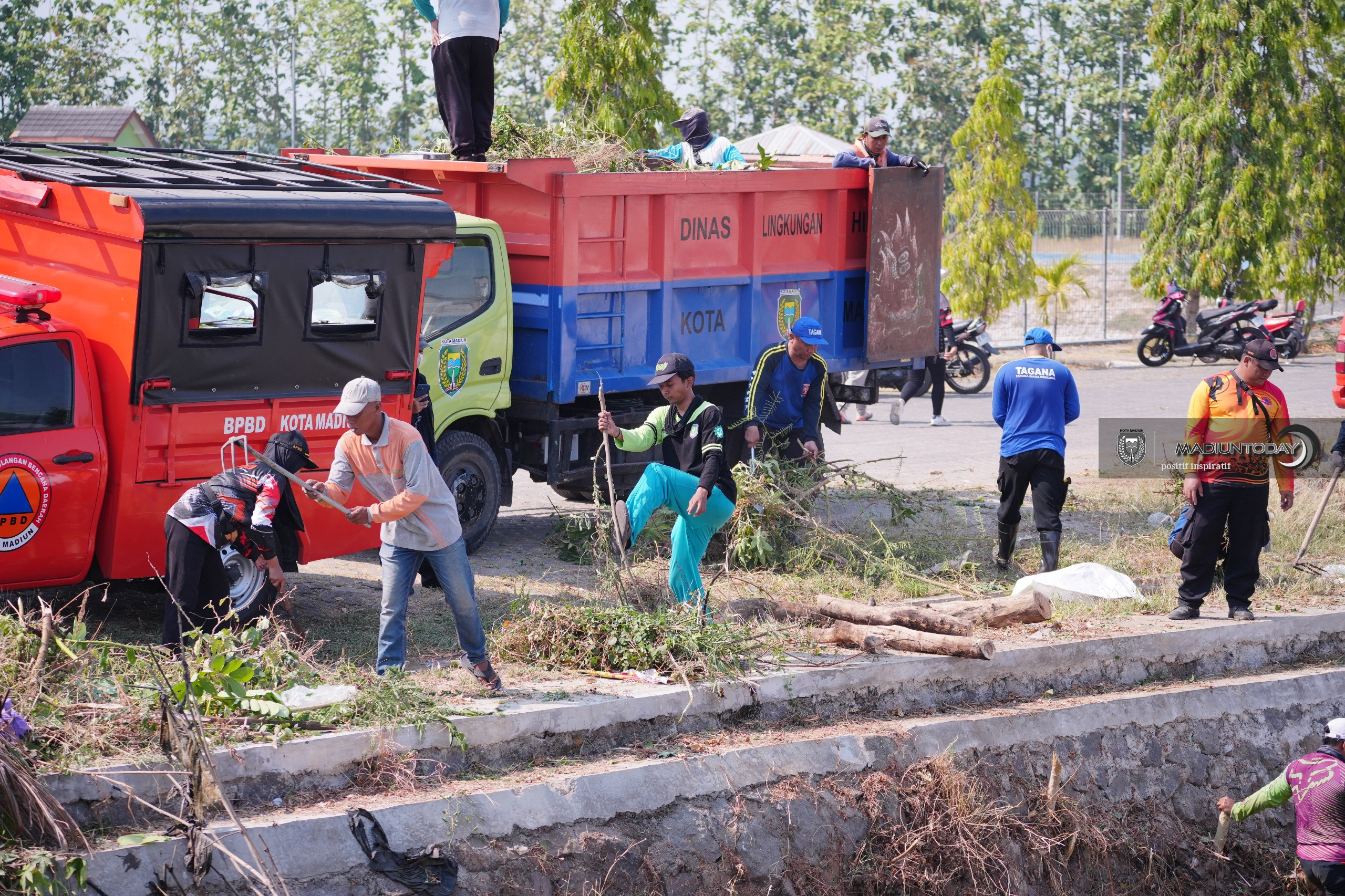 Foto 8 dari 12: Antisipasi Hujan Deras, Tim Gabungan Bersihkan 9 Sungai Rawan Banjir di Madiun