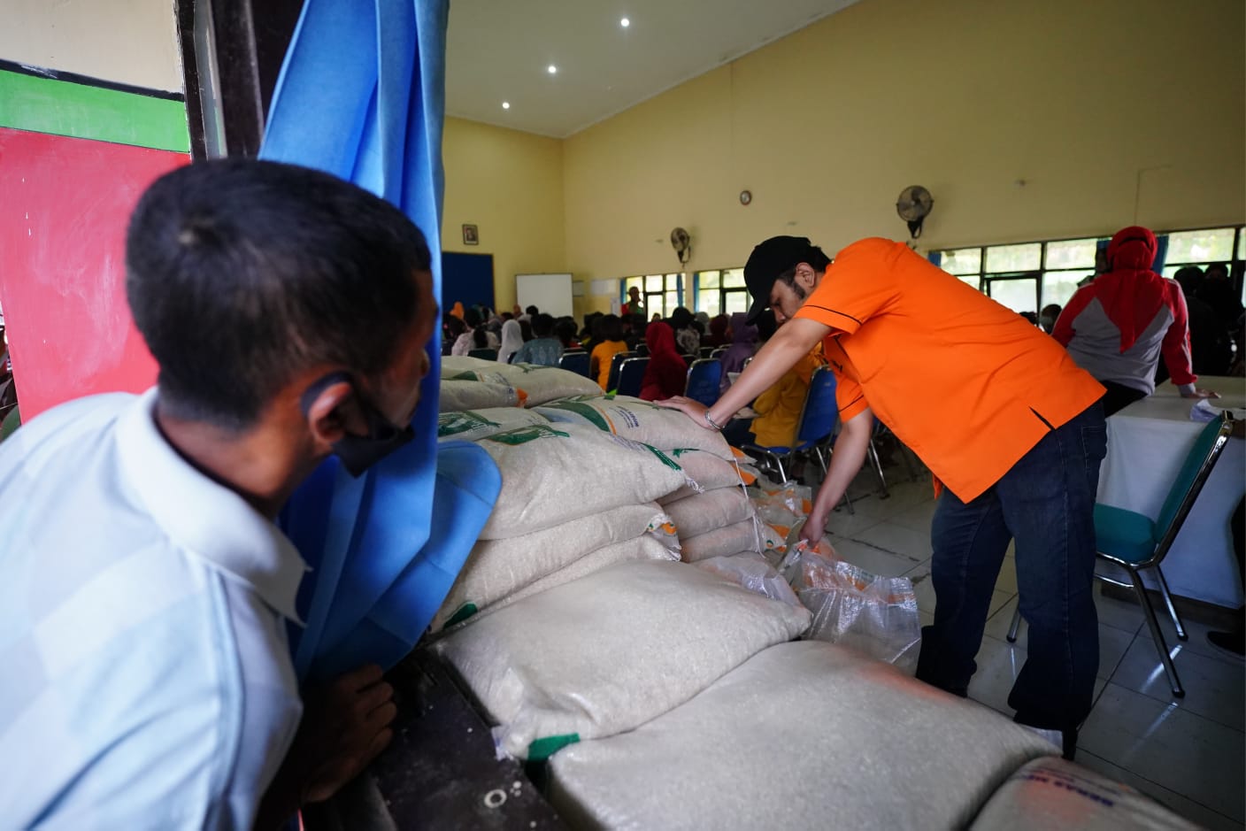 Foto 2 dari 10: Tekan Lonjakan Harga Bahan Pokok Jelang Lebaran, Pemerintah Salurkan Bantuan Pangan Bagi Masyarakat