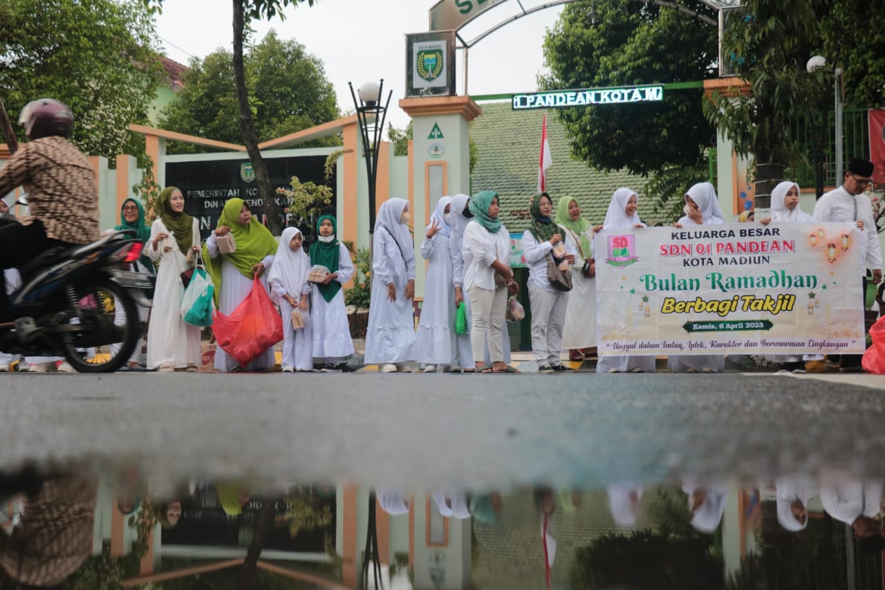 Foto 6 dari 7: Ajarkan Semangat Peduli Sesama, SDN 01 Pandean Ajak Siswa Bagi Takjil Untuk Pengguna Jalan