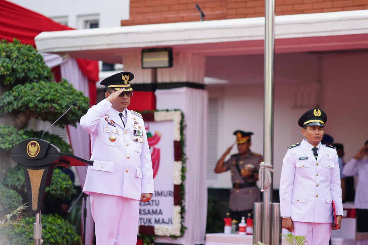 Foto 8 dari 16: Gelar Upacara Hari Jadi ke-79 Pemprov Jatim, Pj Wali Kota Ajak Masyarakat Berperan Aktif dan Ikut Sukseskan Pemilu