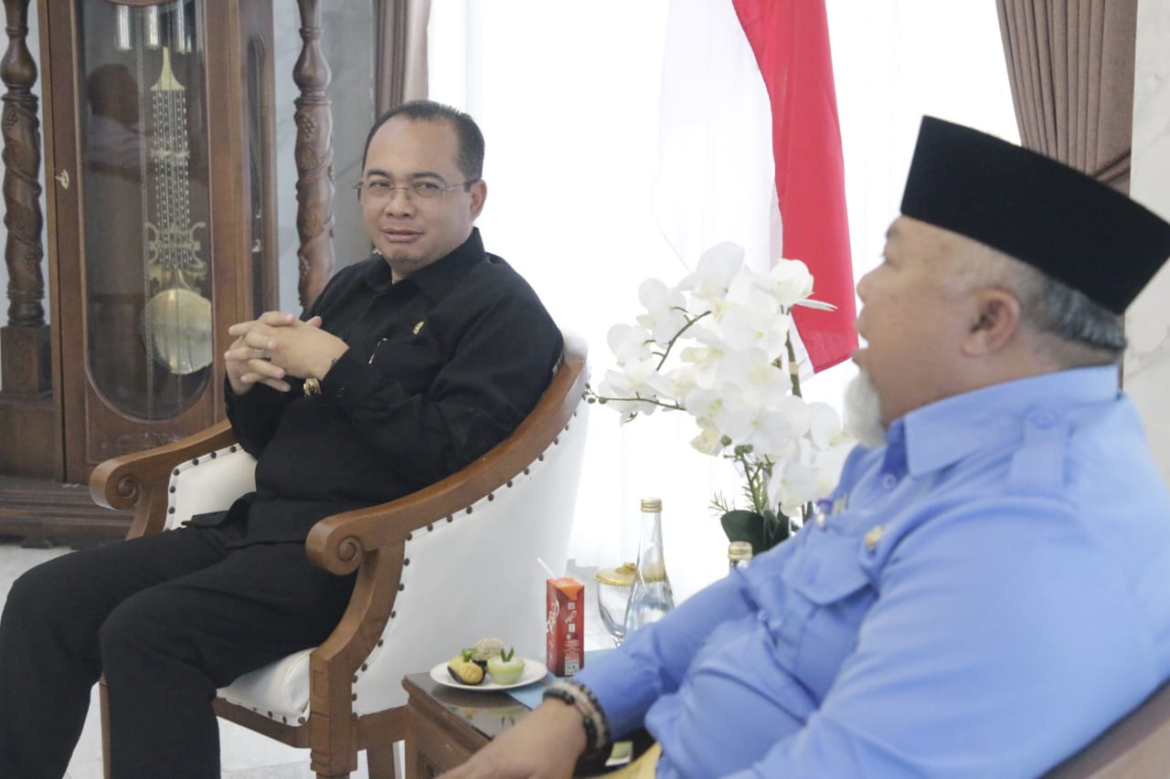 Foto 2 dari 11: Terima Dua Audiensi, Pj Wali Kota Bahas Pelantikan Pengurus Kwarcab Pramuka Hingga Proyek Strategis Pemkot Madiun