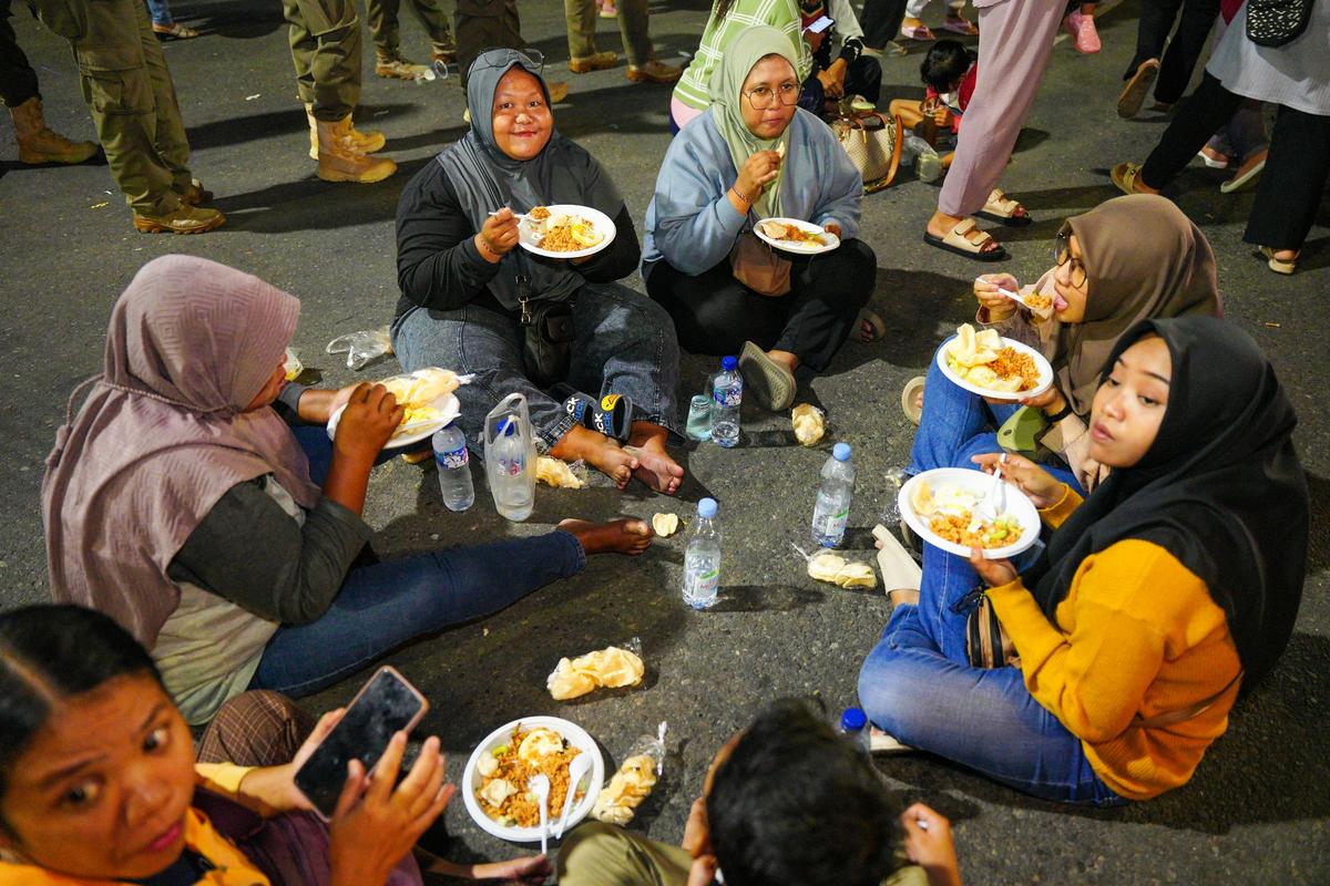 Foto 3 dari 19: Meriahnya CFN, Santap Nasi Goreng Gratis Hingga Menikmati Pertunjukkan Barongsai