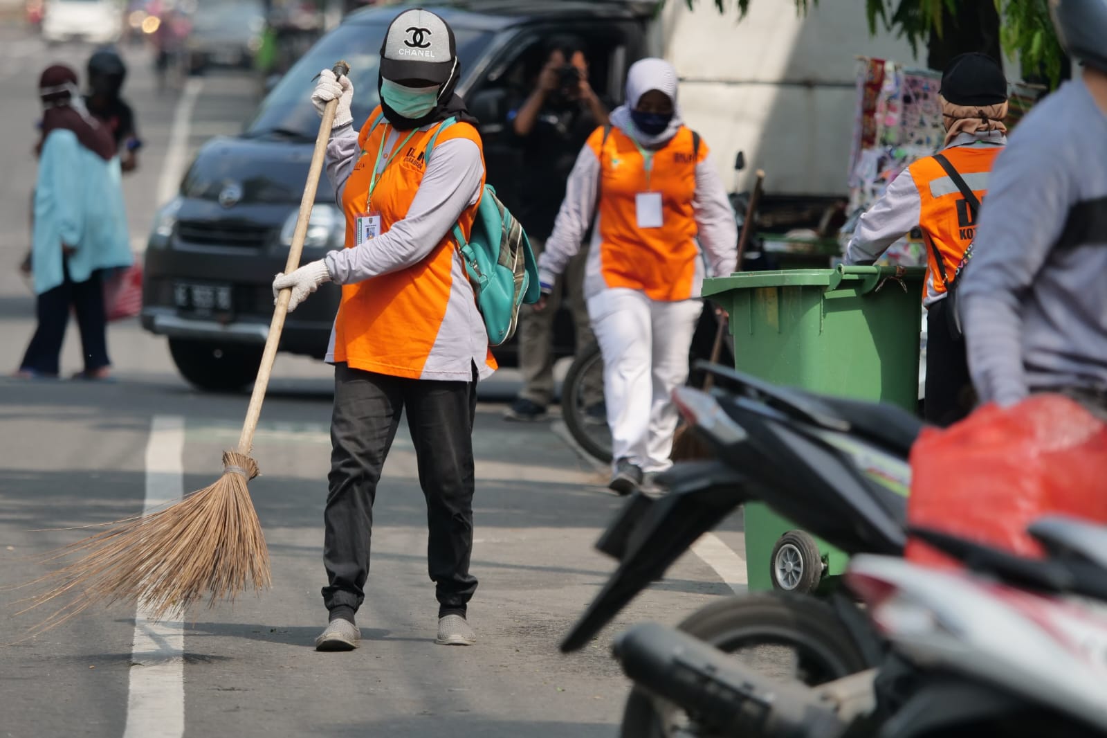 Foto 9 dari 10: Peringati Hari Kartini, Wali Kota Maidi Beri Perhatian Srikandi Kebersihan