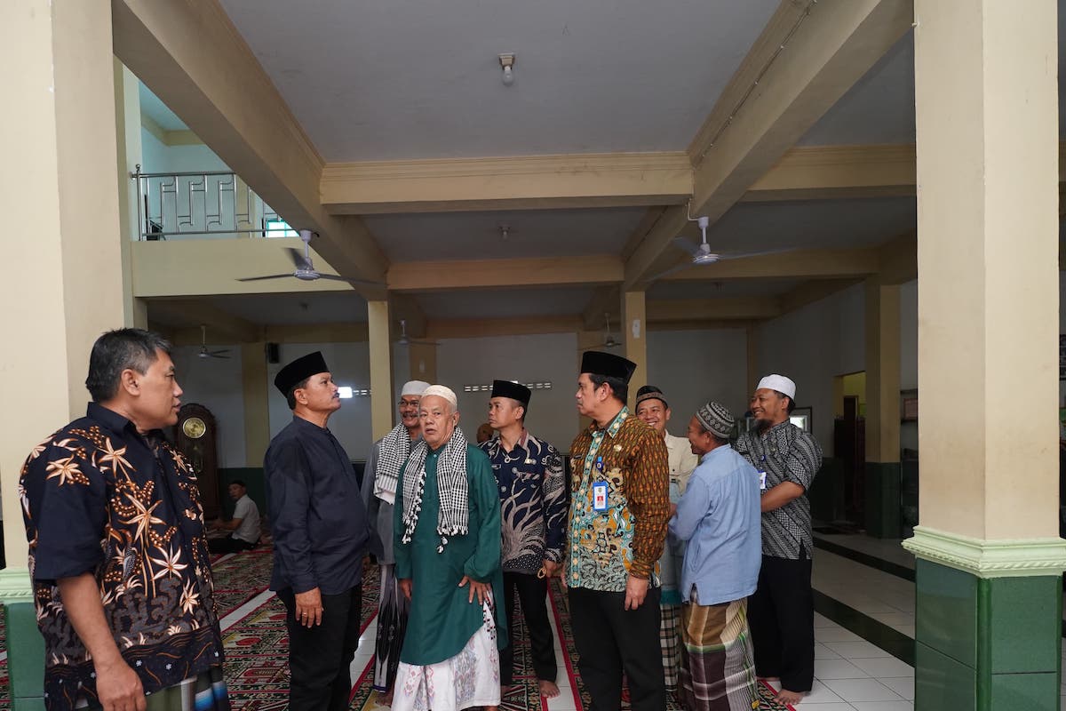 Foto 2 dari 9: Kunjungi Pasar Sleko, Wali Kota Gelar Shalat Jumat Ikuti Shalat Jumat Bersama Warga Dan Pedagang