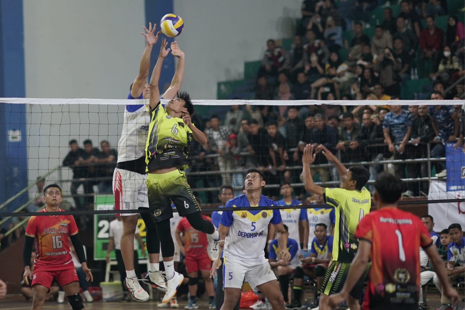 Foto 1 dari 9: Tutup Tournament Volleyball Kapolres Madiun Kota Cup, Wali Kota Beri Apresiasi