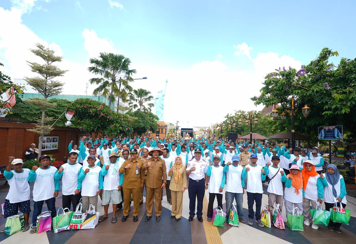 Foto 6 dari 9: Apel Peringatan Hari Peduli Sampah Nasional, Wali Kota: Petugas Sampah Itu Pahlawan Lingkungan