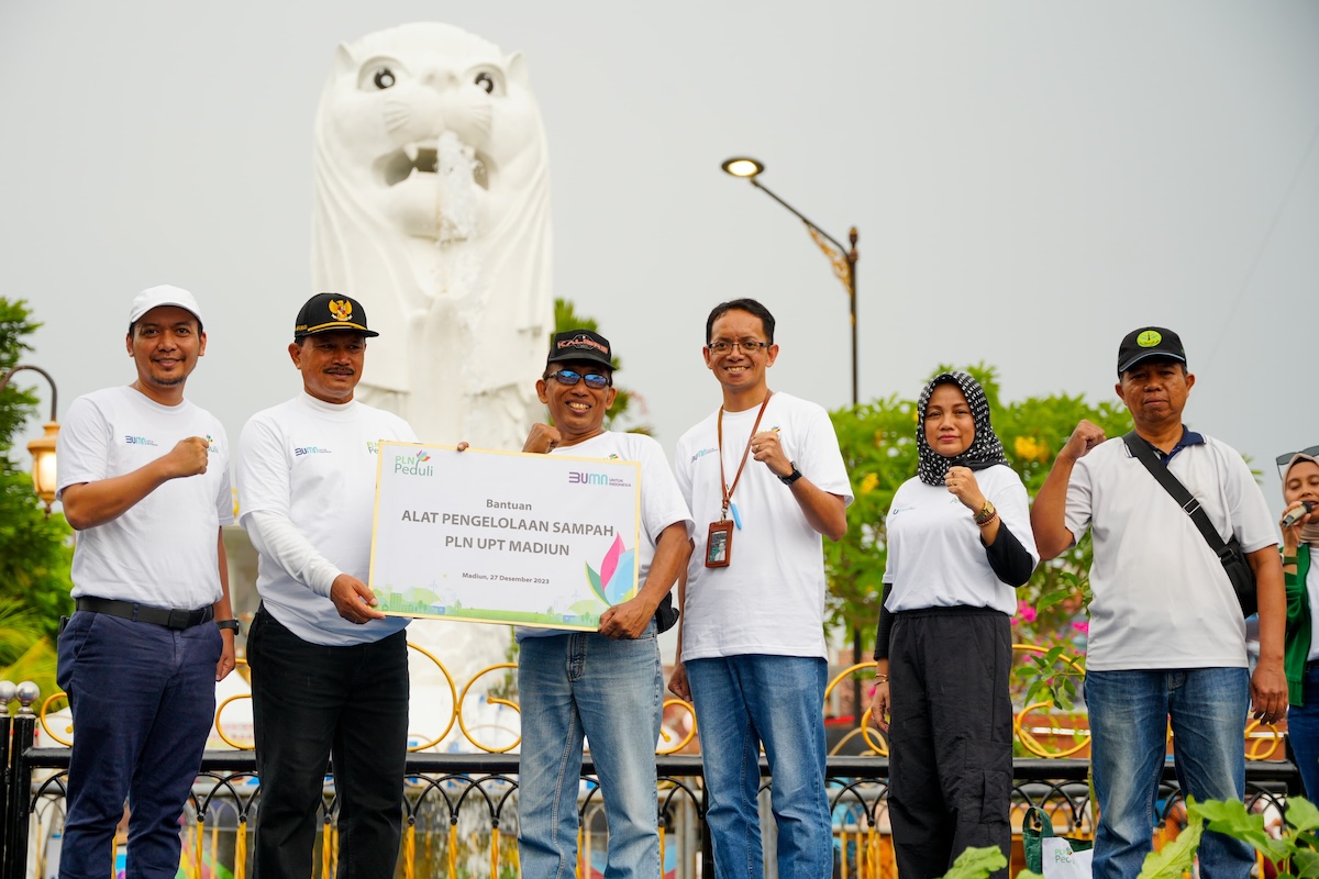 Foto 5 dari 8: Peduli Lingkungan, Pemkot - PLN Gelar Aksi Ambil Sampah Di PSC