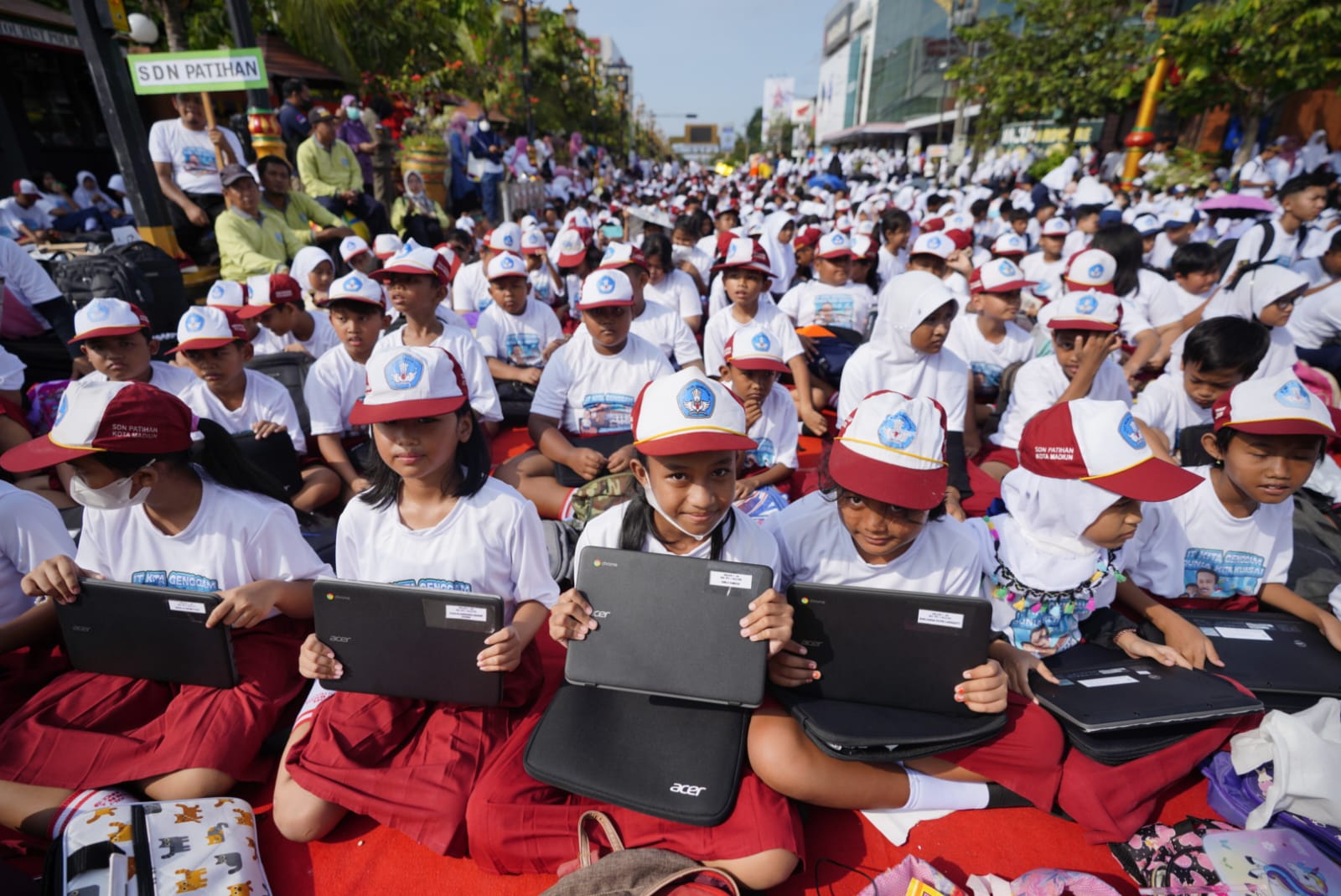 Foto 3 dari 9: Rasakan Berbagai Kemudahan Belajar, Program Laptop Jadi Primadona Bagi Pelajar