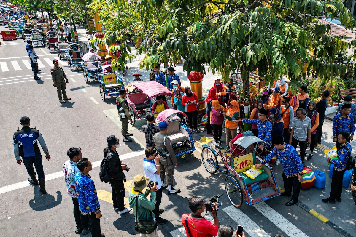 Foto 1 dari 8: Amalkan Sila ke Lima, Wali Kota Bagi-Bagi Sembako ke Tukang Becak Hingga Projasih