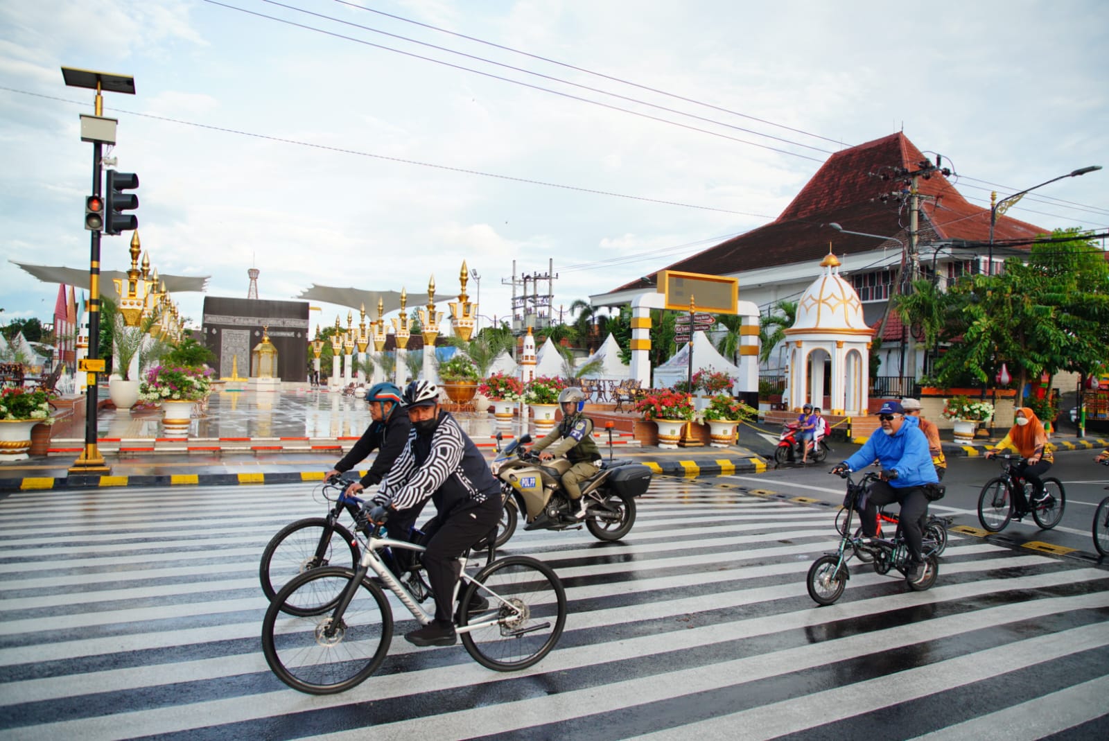 Foto 7 dari 10: Gowes Tiga Kelurahan, Wali Kota Cek Usulan Pembangunan 2024