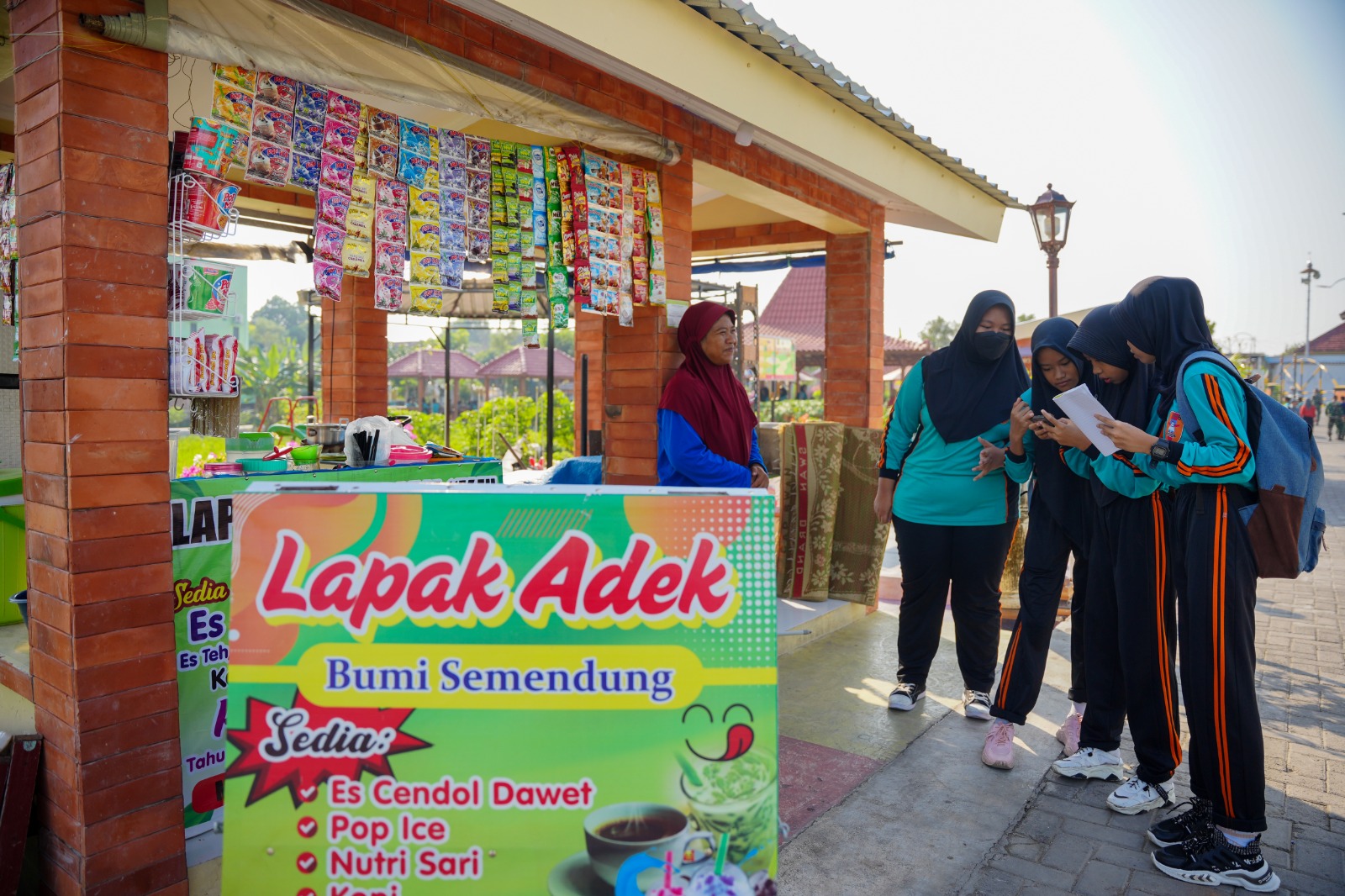 Foto utama berita: Serunya Outdoor Learning di Lapak UMKM, Bisa Lebih Fokus Belajar Mapel Sulit
