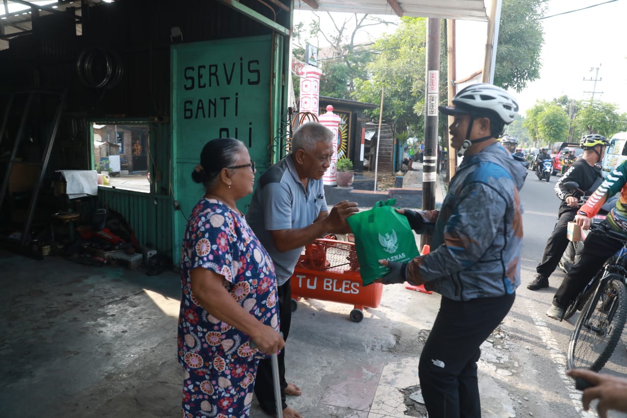 Foto 3 dari 18: Gowes Pagi, Wali Kota Cek Pavingisasi Hingga Ke Gang Kecil