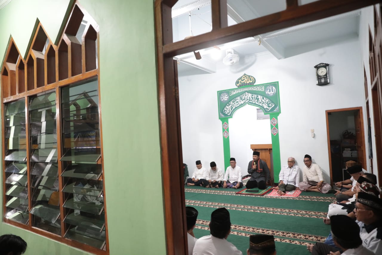 Foto 1 dari 10: Shalat Isya Berjamaah Di Masjid Al Ikhlas, Wali Kota Ajak Masyarakat Jaga Kerukunan