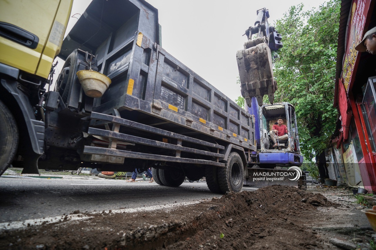 Foto 6 dari 6: Ada 17 Paket Pelebaran dan Pembangunan Jalan di APBD Perubahan, Rata-rata Pekerjaan Sudah 60 Persen