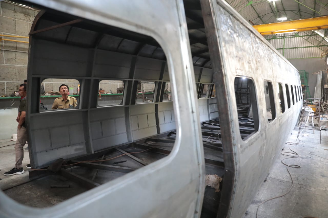 Foto 2 dari 10: Pastikan Pembuatan Replika Kereta Cepat Sesuai Jadwal, PUPR-TPH Sambangi Bengkel Pembuatan di Saradan