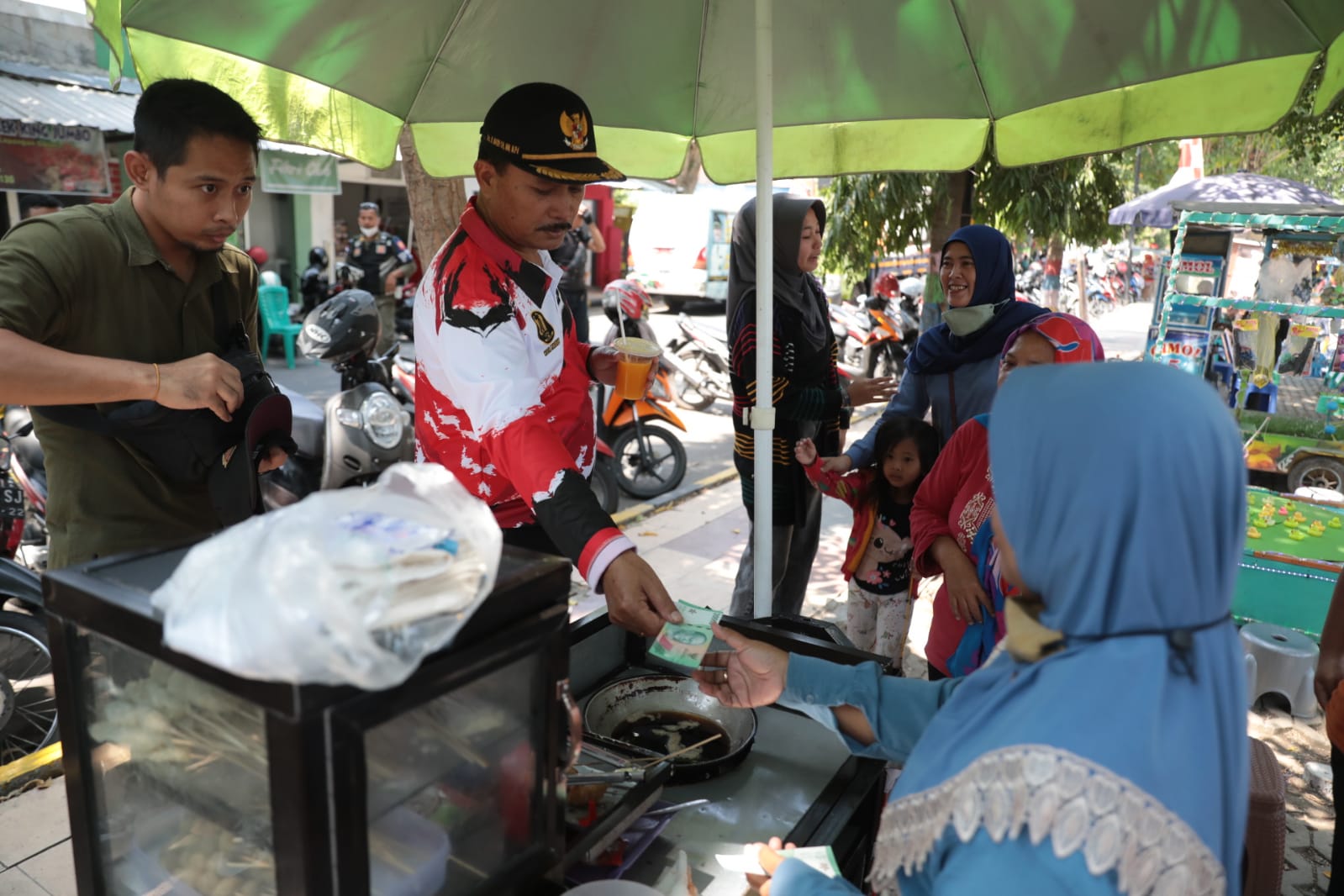 Foto 14 dari 14: Sambang Lapangan Gulun, Wali Kota Borong Dagangan Warga