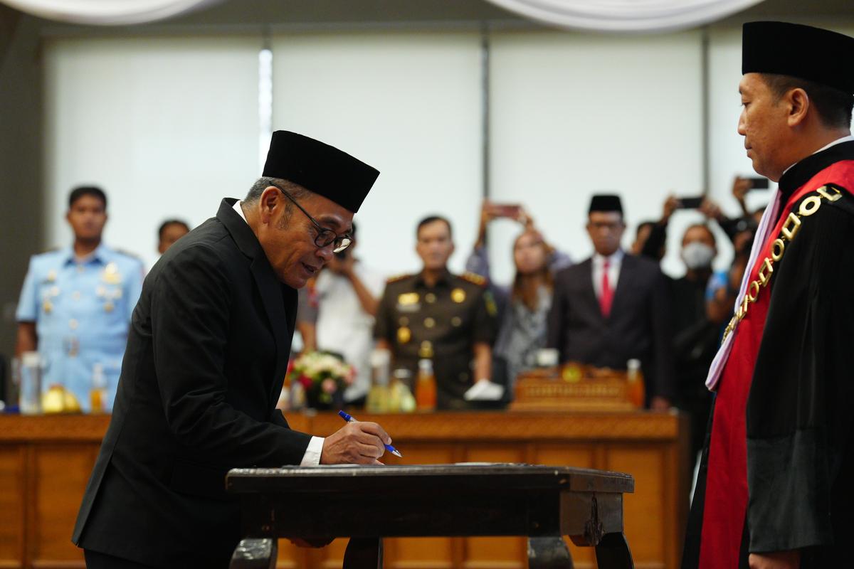 Foto 6 dari 8: Hadiri Pelantikan Unsur Pimpinan DPRD Kota Madiun, Pj Wali Kota: Setelah Ini Langsung Tancap Gas