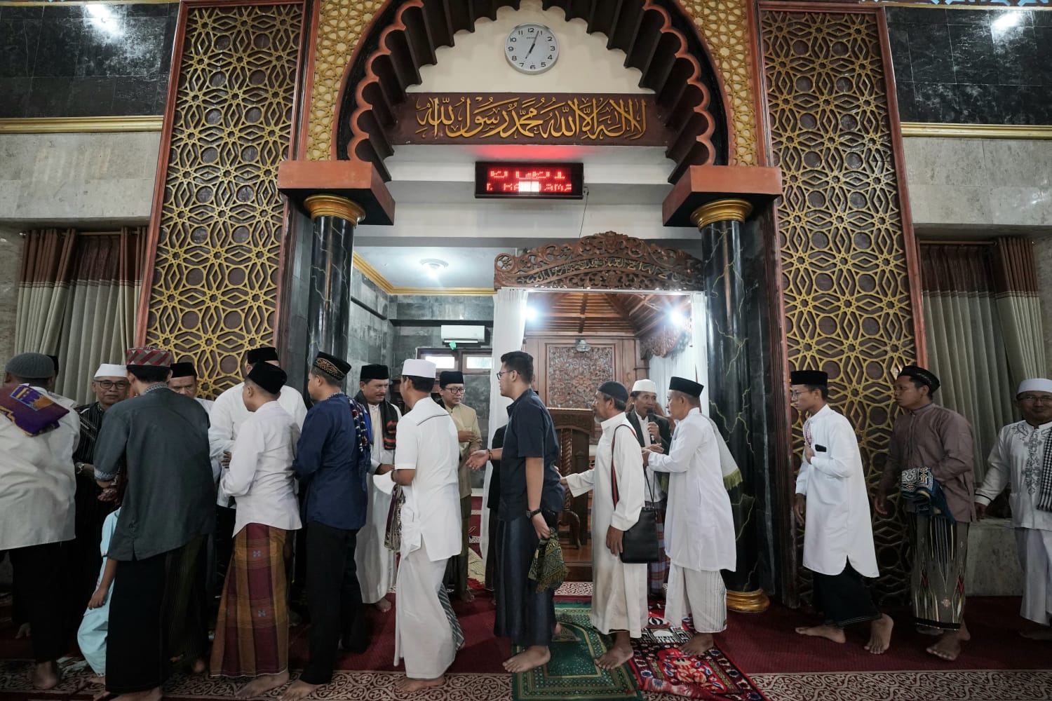 Foto 4 dari 8: Salat Idul Adha di Masjid Agung Baitul Hakim, Wali Kota Pesan Pembagian Tepat Sasaran