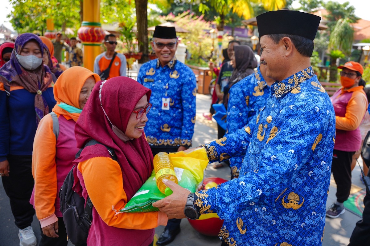 Foto 3 dari 8: Amalkan Sila ke Lima, Wali Kota Bagi-Bagi Sembako ke Tukang Becak Hingga Projasih