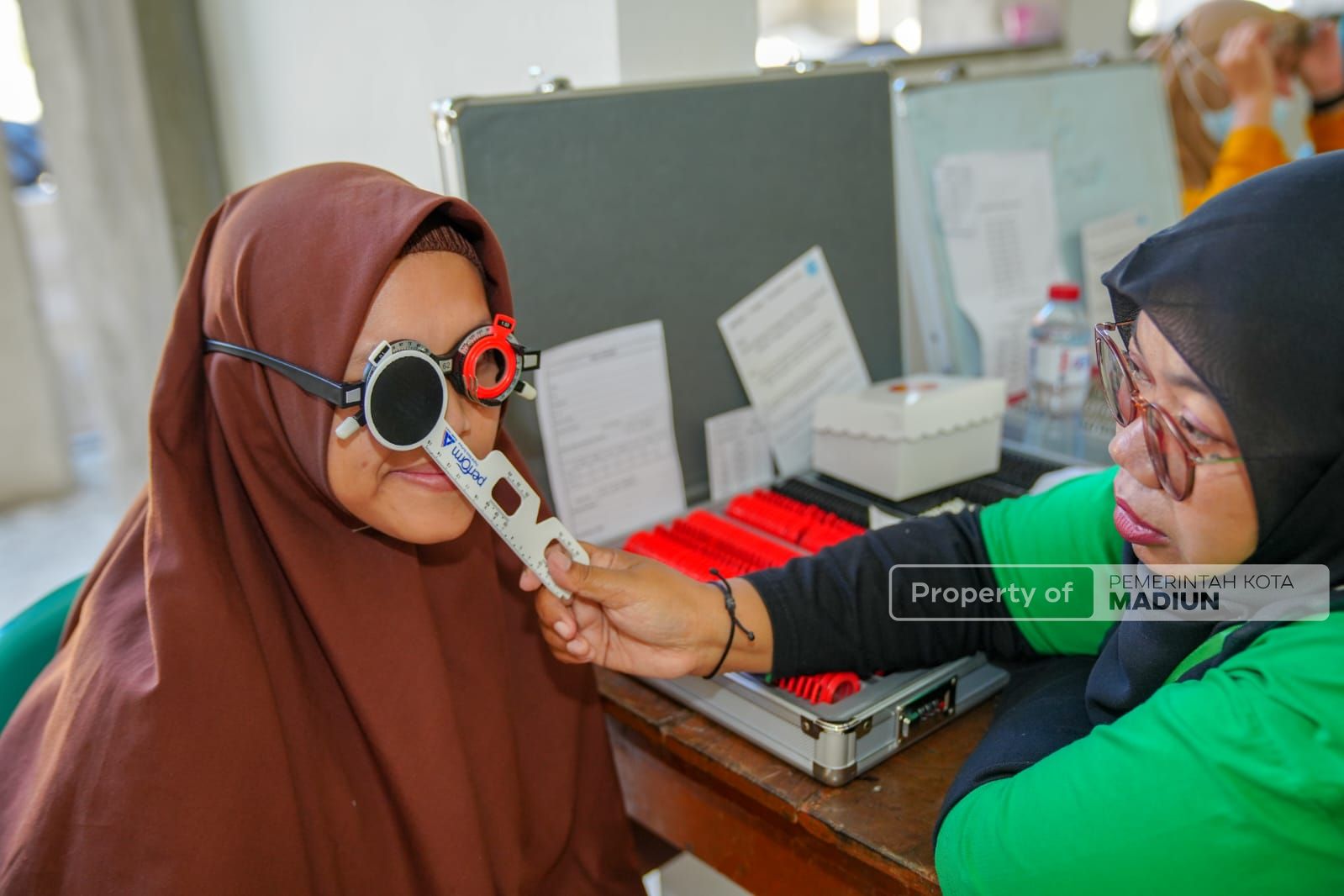 Foto 6 dari 8: Iropin - Lazisnu Bagikan Kacamata Untuk Siswa, Wali Kota : Bantu Wujudkan Generasi Emas 2045