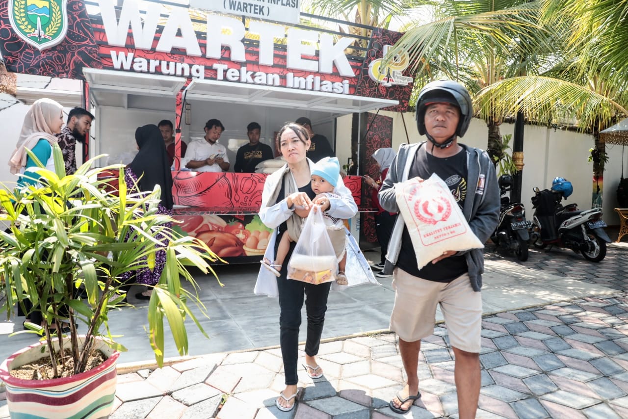 Foto 1 dari 7: Senang Ada Beras Subsidi Di Wartek Merpati, Warga Harap Program Terus Berlanjut